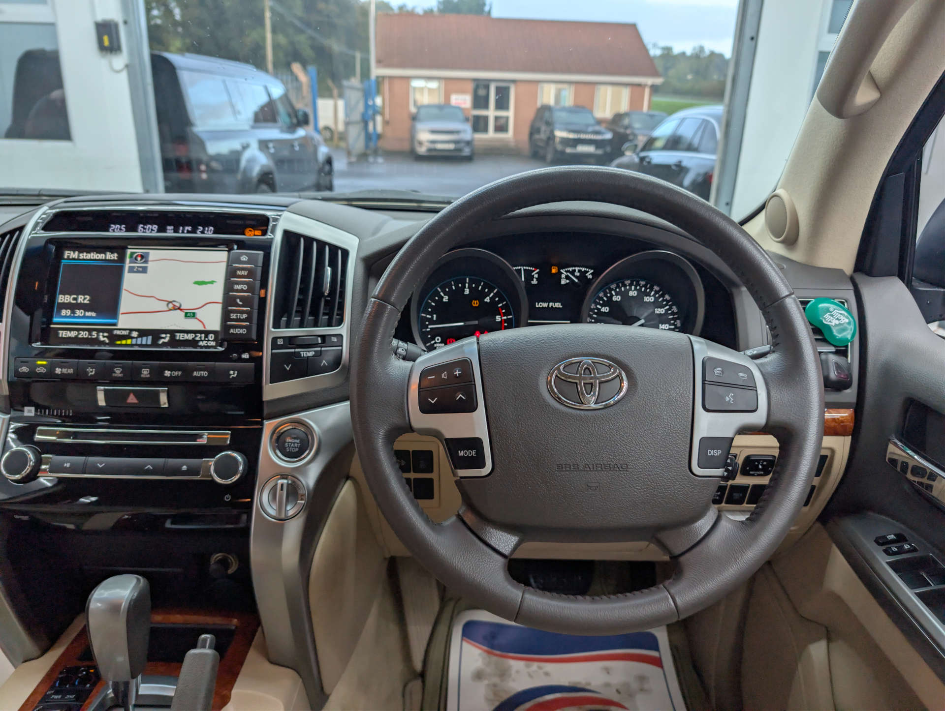 2015 TOYOTA LAND CRUISER V8 4.5 Land Cruiser V8 D-4D Auto 4WD 5dr - vehicle photo 27 for sale on PureCar