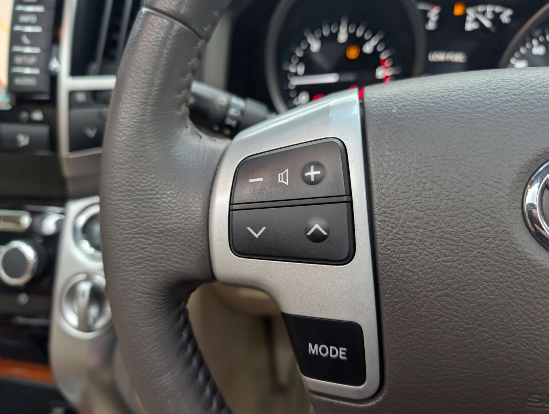 2015 TOYOTA LAND CRUISER V8 4.5 Land Cruiser V8 D-4D Auto 4WD 5dr - vehicle photo 28 for sale on PureCar
