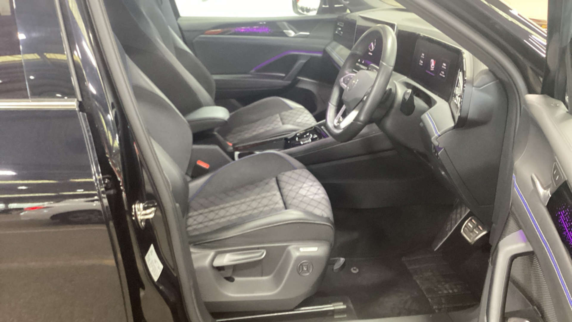2024 VOLKSWAGEN TIGUAN 2.0 Tiguan R-Line TDI S-A 5dr - vehicle photo 7 for sale on PureCar