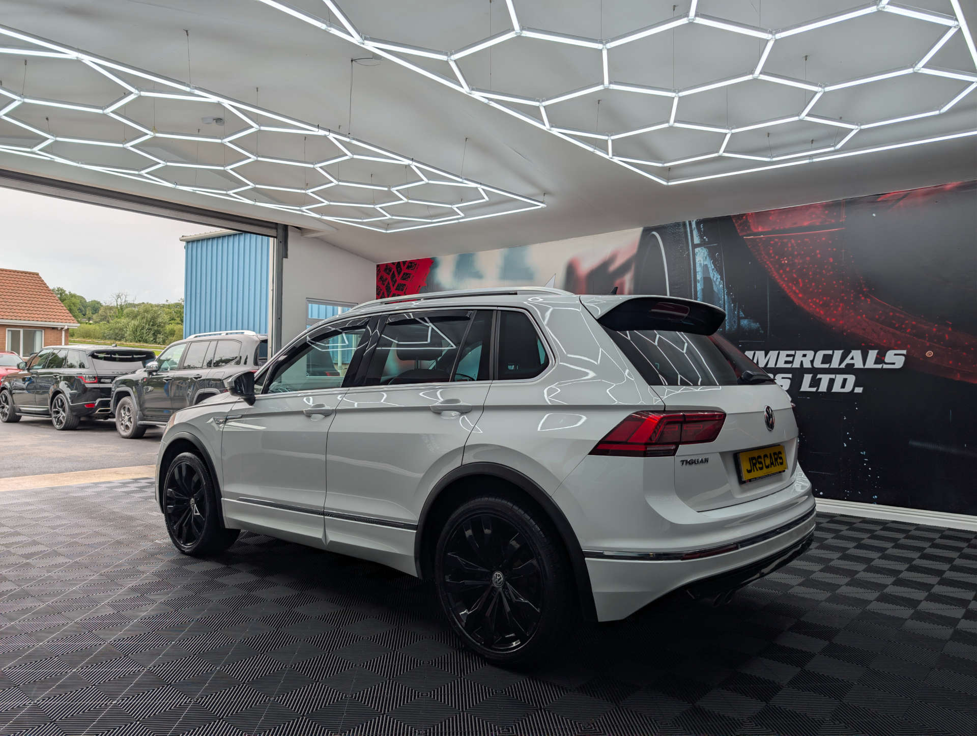 2017 VOLKSWAGEN TIGUAN 2.0 Tiguan R-Line TDI BlueMotion Technology 4Motion Semi-Auto 4WD 5dr - vehicle photo 4 for sale on PureCar