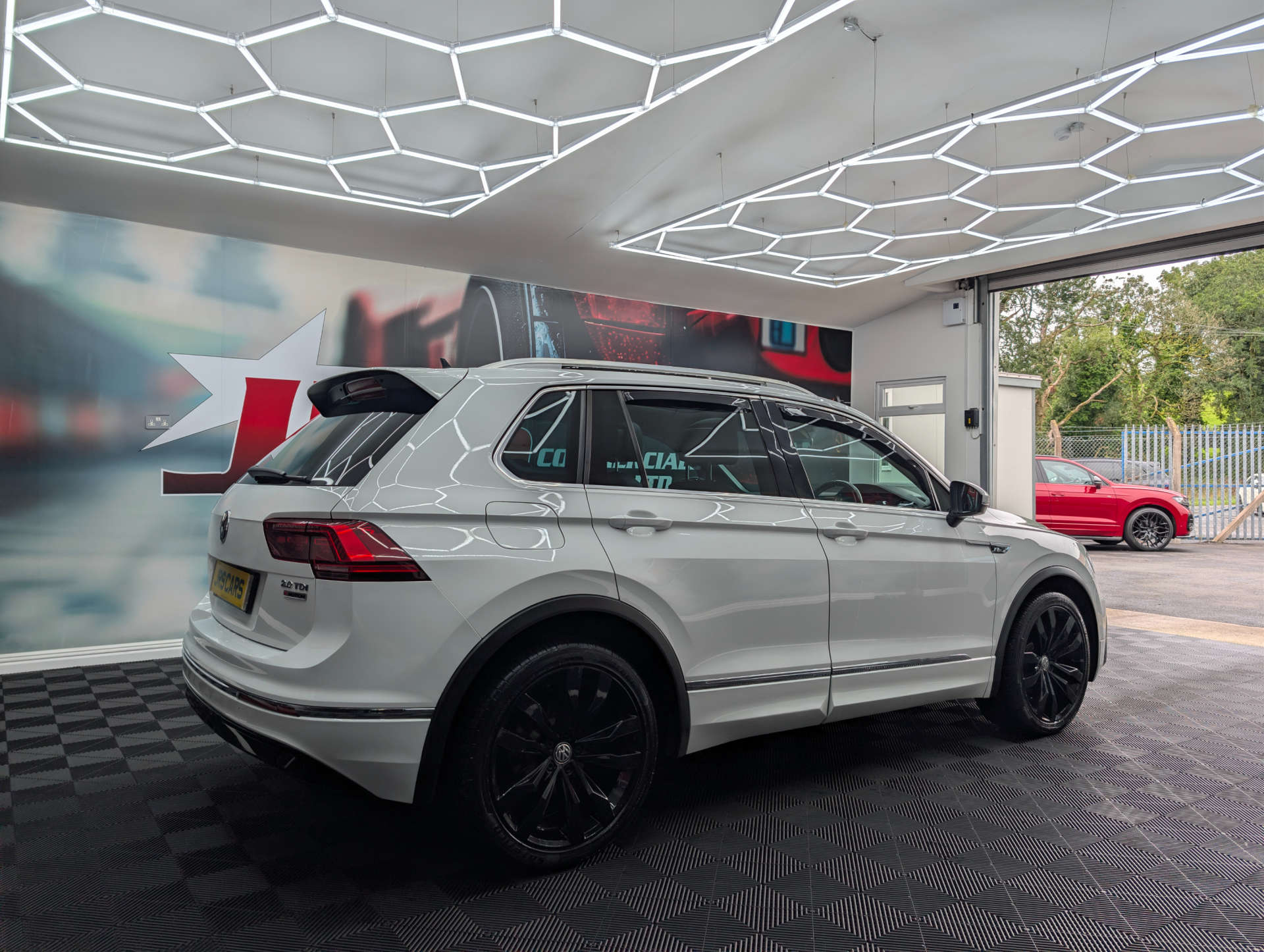 2017 VOLKSWAGEN TIGUAN 2.0 Tiguan R-Line TDI BlueMotion Technology 4Motion Semi-Auto 4WD 5dr - vehicle photo 5 for sale on PureCar