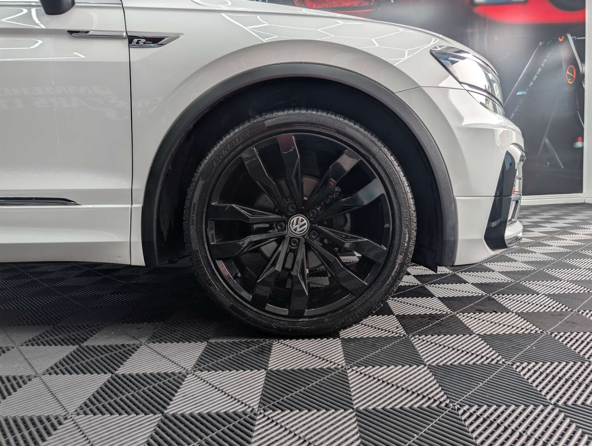 2017 VOLKSWAGEN TIGUAN 2.0 Tiguan R-Line TDI BlueMotion Technology 4Motion Semi-Auto 4WD 5dr - vehicle photo 7 for sale on PureCar