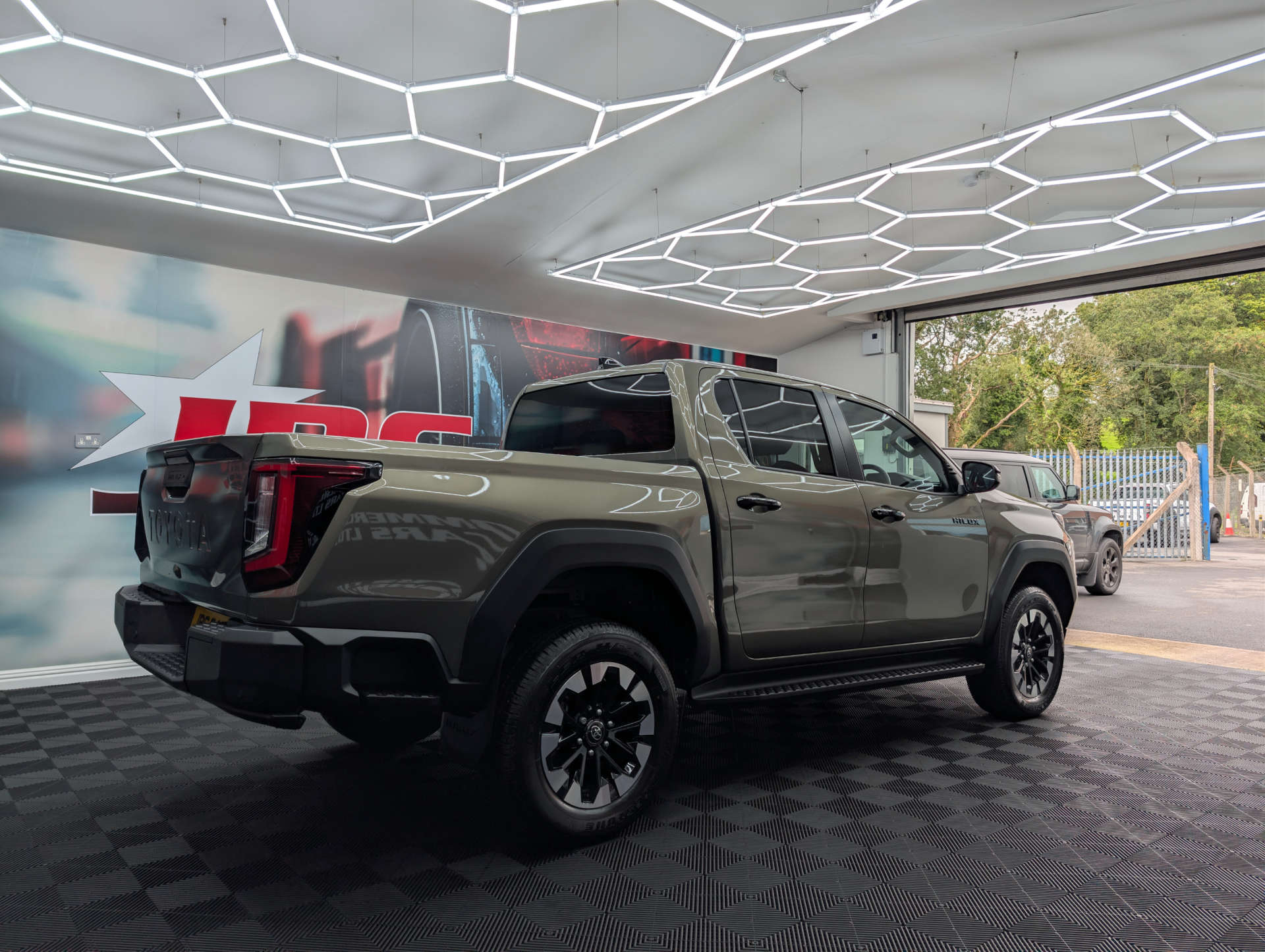 2026 TOYOTA HILUX 2.8 D-4D-h Invincible Pickup Double Cab 4dr Diesel Hybrid Auto AWD Euro 6 (204 ps) - vehicle photo 6 for sale on PureCar