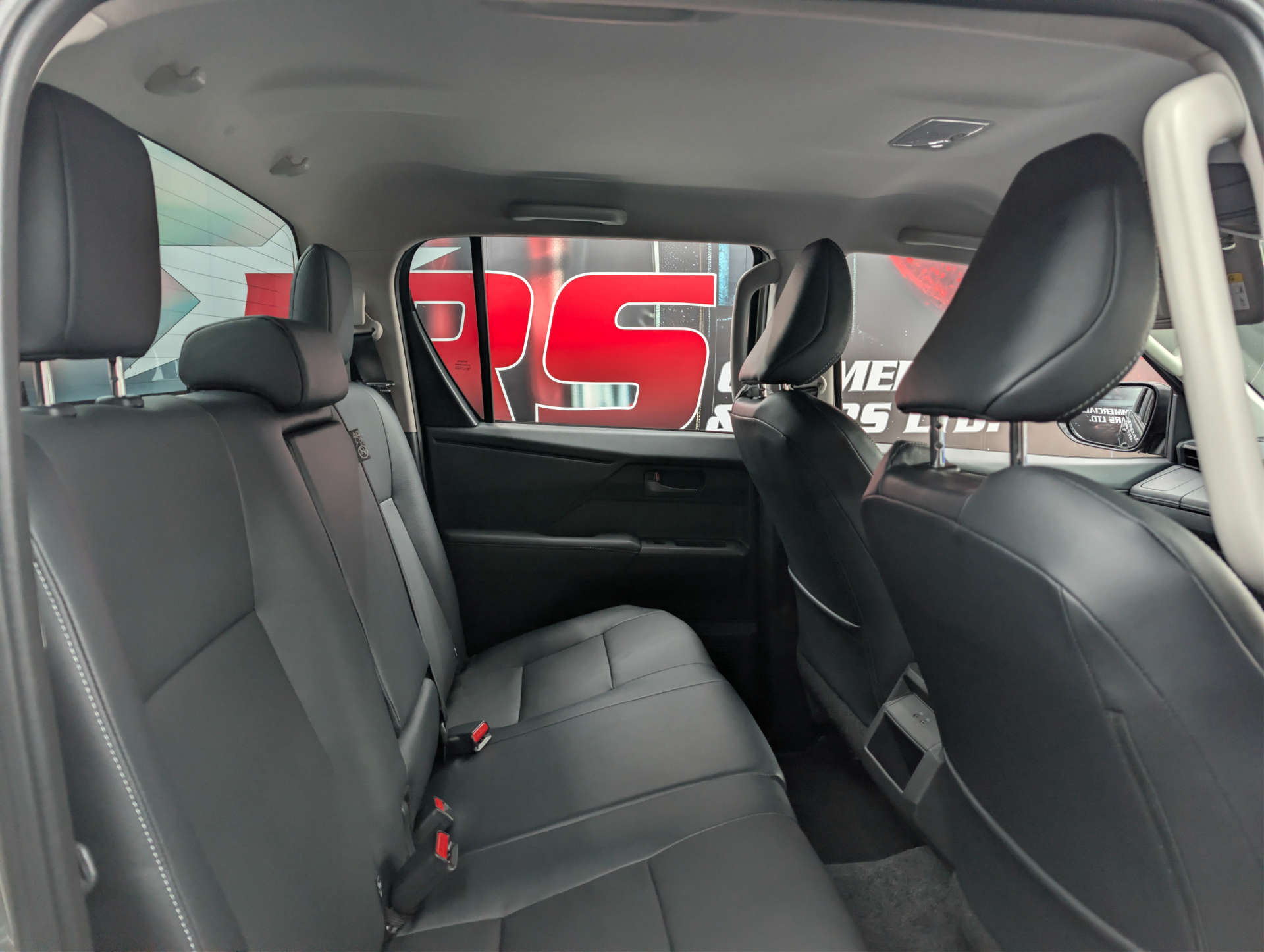 2026 TOYOTA HILUX 2.8 D-4D-h Invincible Pickup Double Cab 4dr Diesel Hybrid Auto AWD Euro 6 (204 ps) - vehicle photo 17 for sale on PureCar