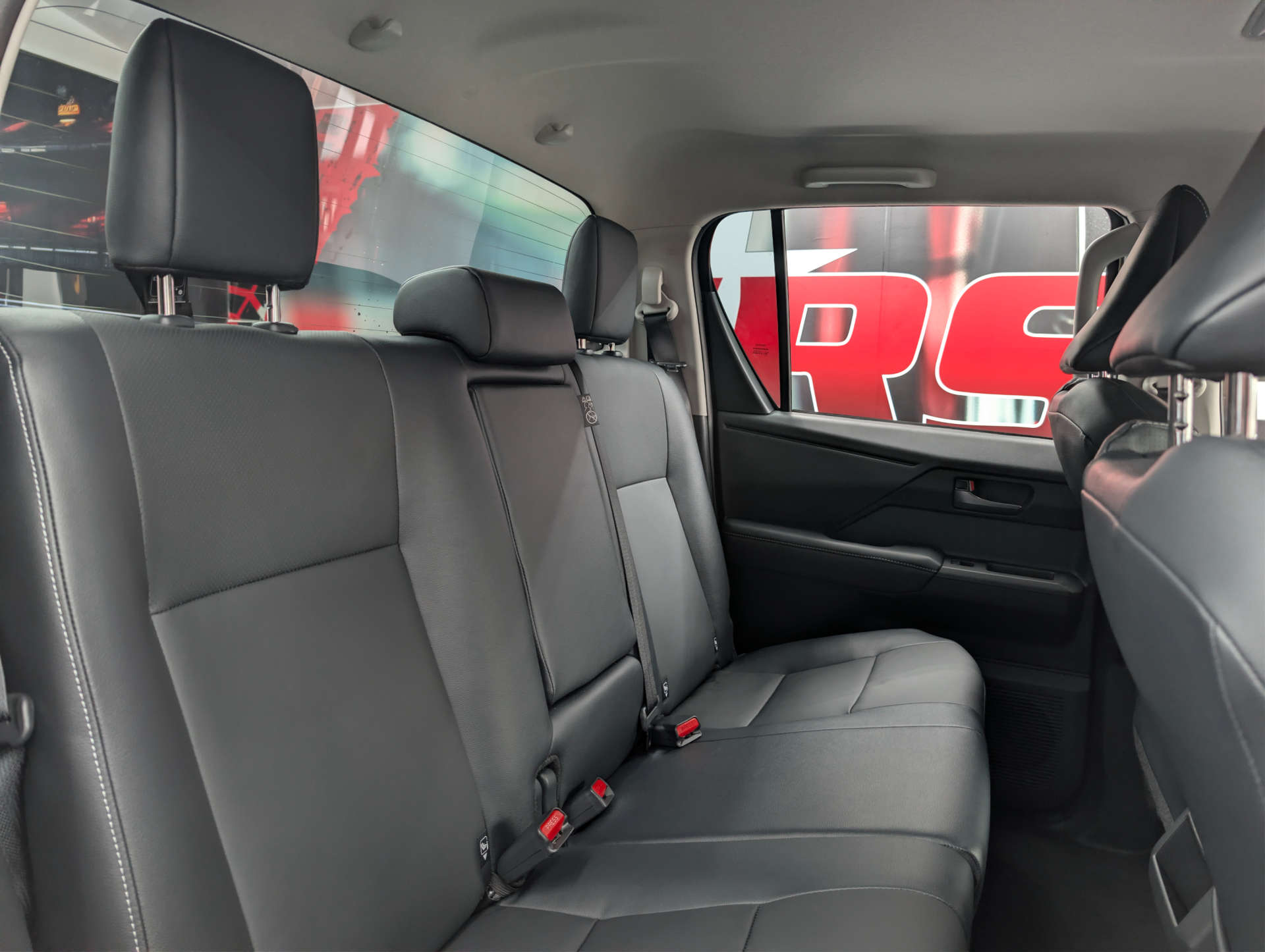 2026 TOYOTA HILUX 2.8 D-4D-h Invincible Pickup Double Cab 4dr Diesel Hybrid Auto AWD Euro 6 (204 ps) - vehicle photo 18 for sale on PureCar