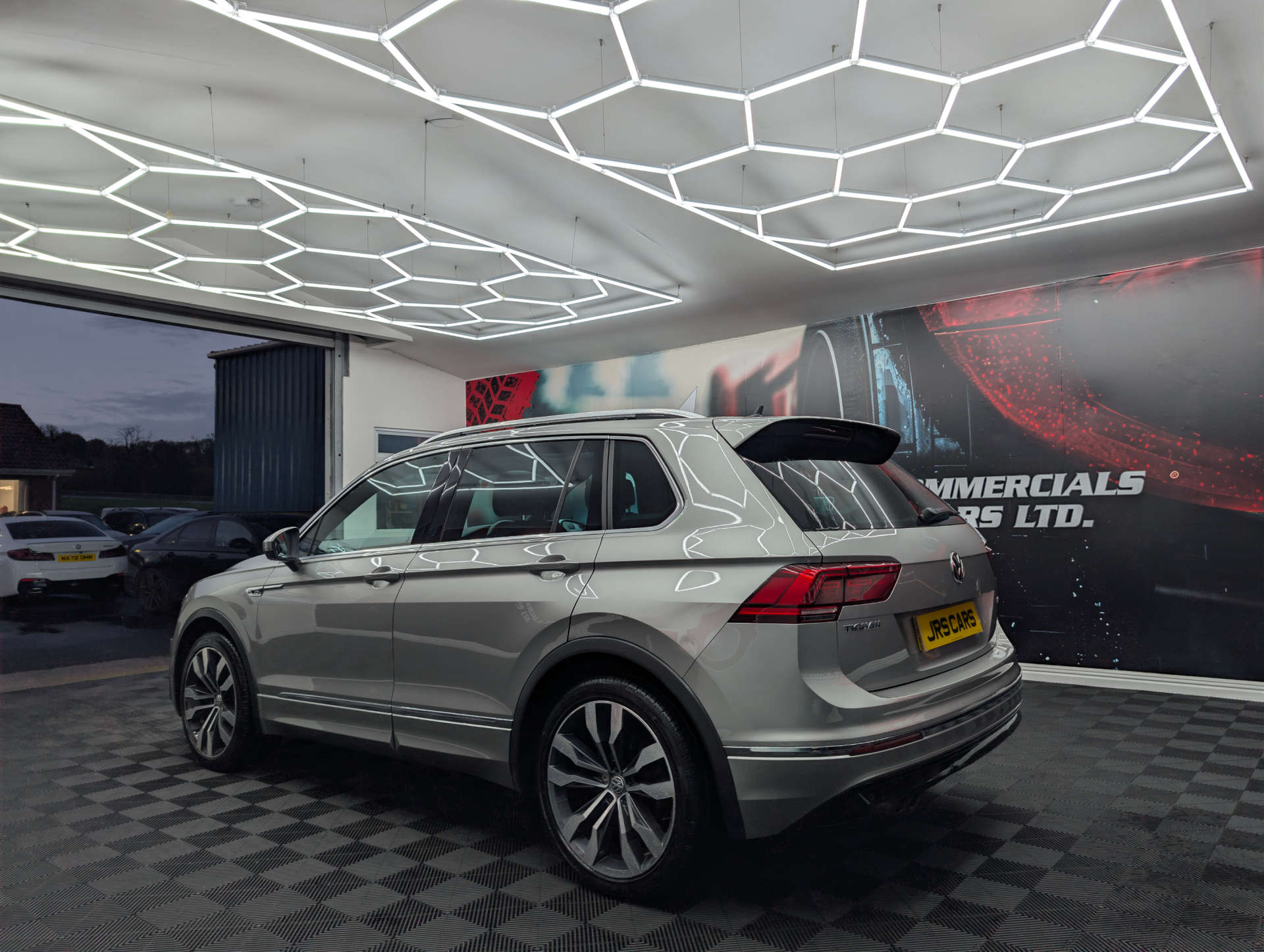 2018 VOLKSWAGEN TIGUAN 2.0 Tiguan R-Line TDI BlueMotion Technology 4Motion Semi-Auto 4WD 5dr - vehicle photo 4 for sale on PureCar
