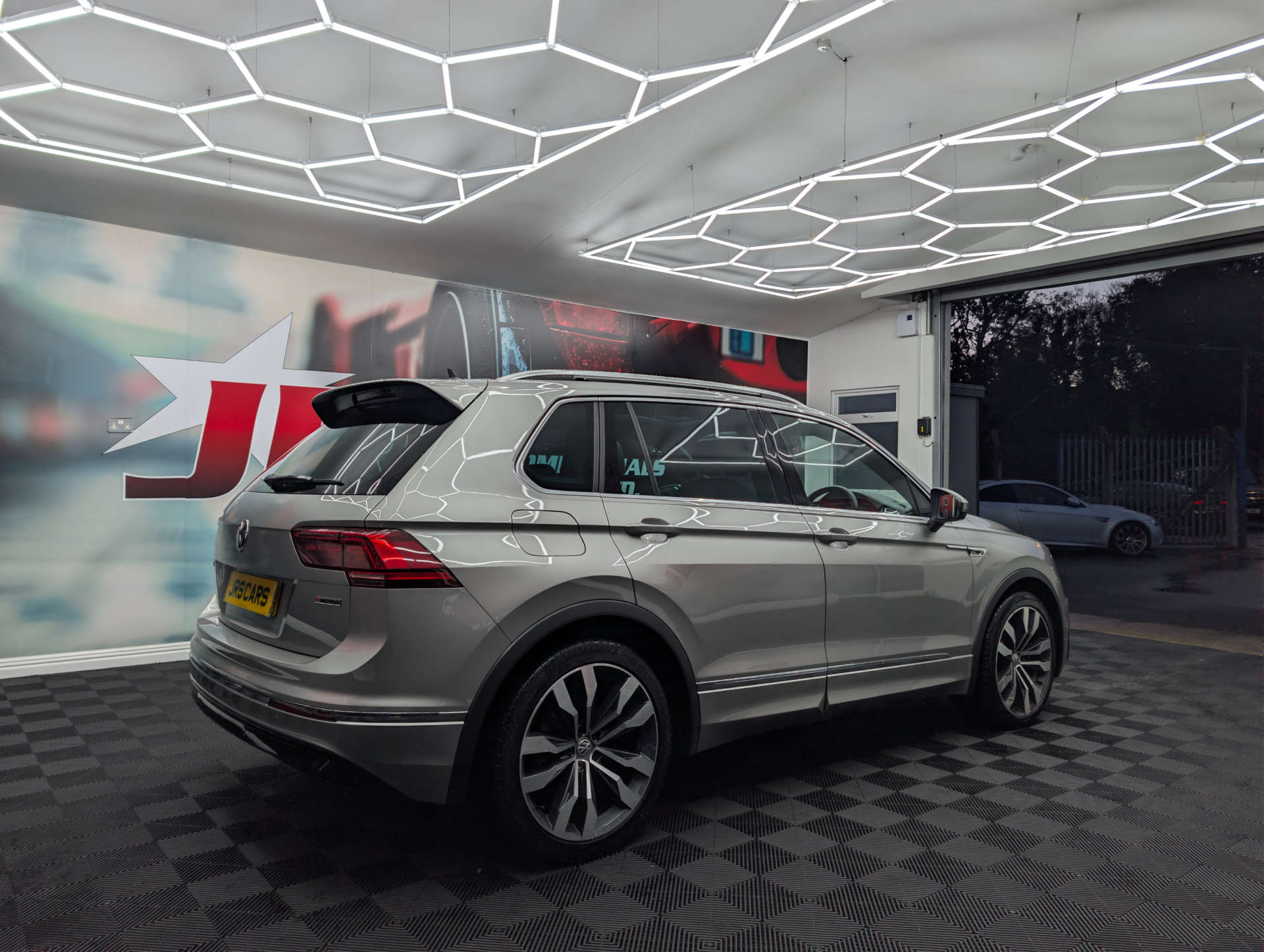 2018 VOLKSWAGEN TIGUAN 2.0 Tiguan R-Line TDI BlueMotion Technology 4Motion Semi-Auto 4WD 5dr - vehicle photo 6 for sale on PureCar