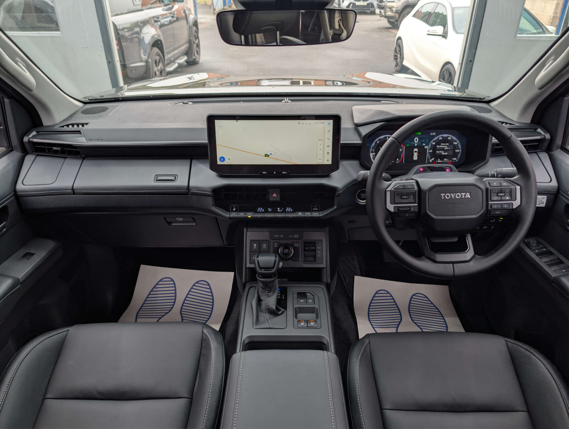 2026 TOYOTA HILUX 2.8 D-4D-h Invincible Pickup Double Cab 4dr Diesel Hybrid Auto AWD Euro 6 (204 ps) - vehicle photo 25 for sale on PureCar