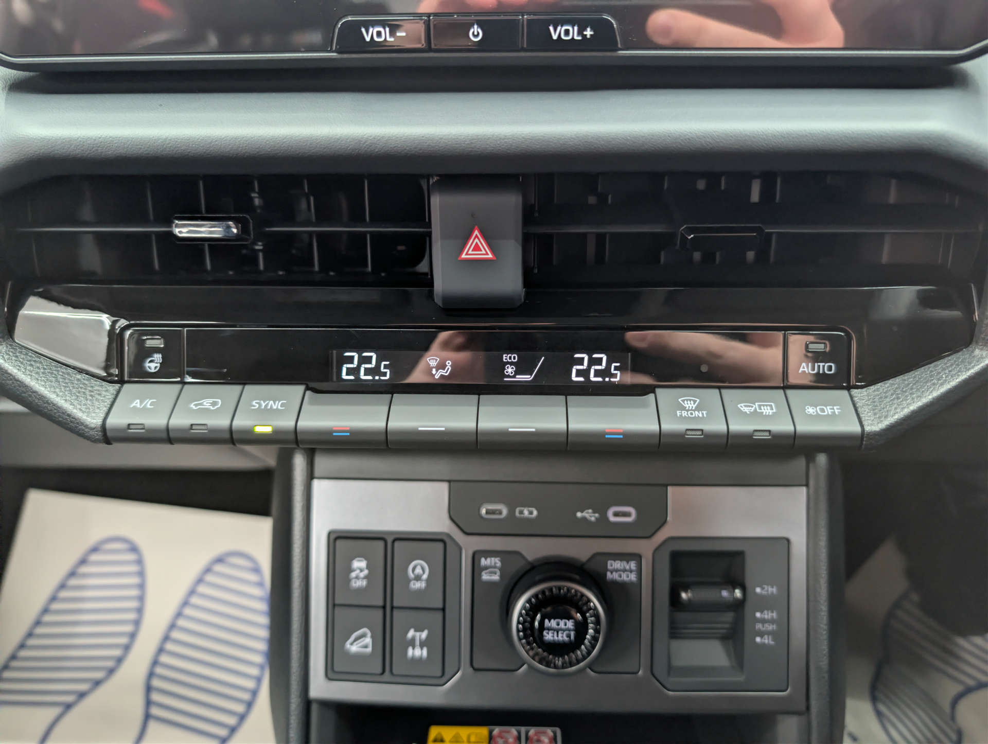 2026 TOYOTA HILUX 2.8 D-4D-h Invincible Pickup Double Cab 4dr Diesel Hybrid Auto AWD Euro 6 (204 ps) - vehicle photo 40 for sale on PureCar