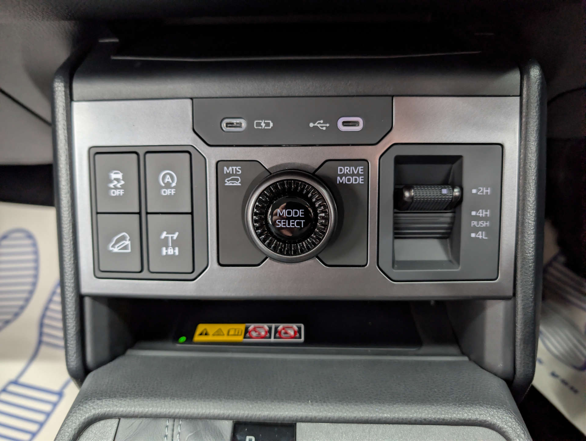 2026 TOYOTA HILUX 2.8 D-4D-h Invincible Pickup Double Cab 4dr Diesel Hybrid Auto AWD Euro 6 (204 ps) - vehicle photo 41 for sale on PureCar