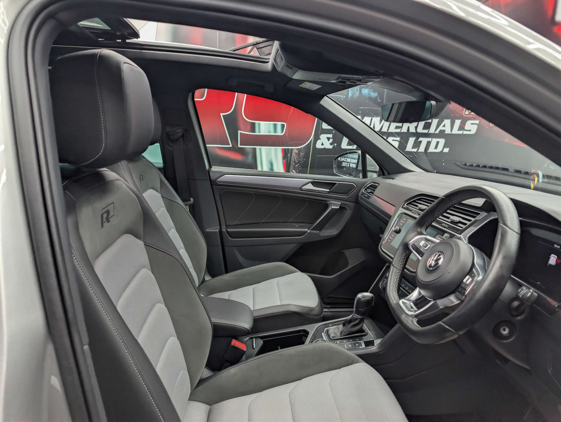2018 VOLKSWAGEN TIGUAN 2.0 Tiguan R-Line TDI BlueMotion Technology 4Motion Semi-Auto 4WD 5dr - vehicle photo 9 for sale on PureCar