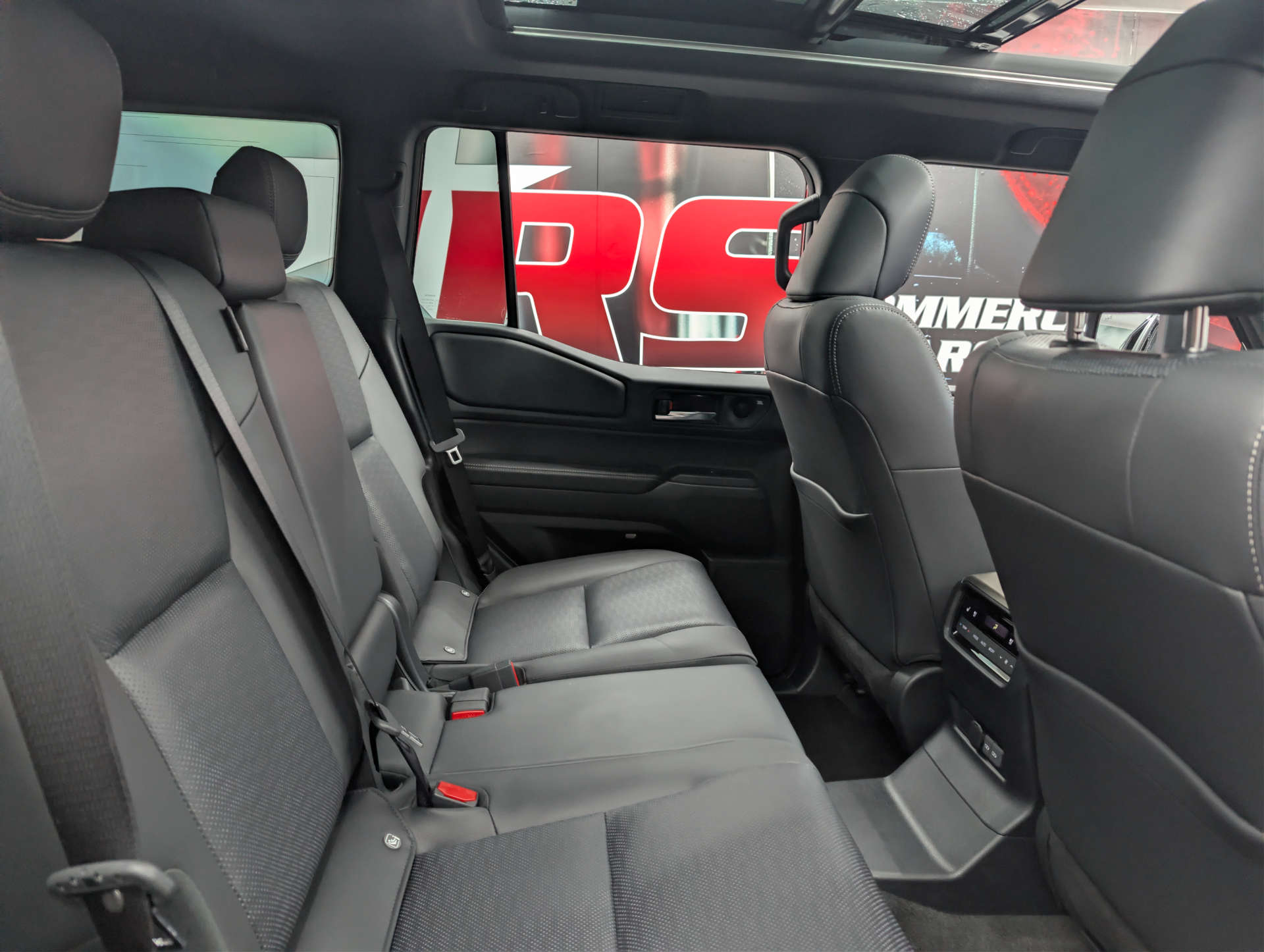 2026 TOYOTA LAND CRUISER 2.8D MHEV Invincible SUV 5dr Diesel Hybrid Auto 4WD Euro 6 (s/s) (LWB) (205 ps) - vehicle photo 19 for sale on PureCar