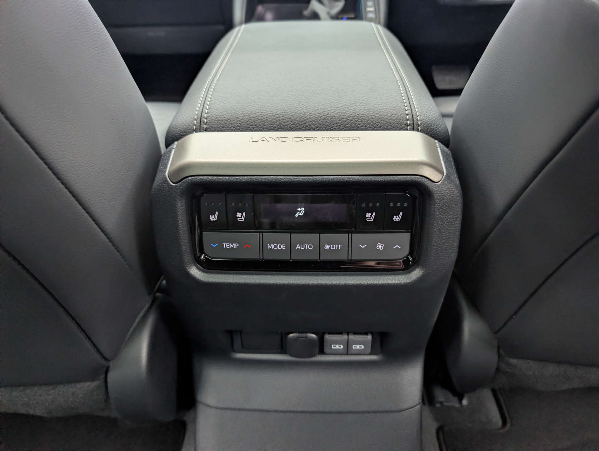 2026 TOYOTA LAND CRUISER 2.8D MHEV Invincible SUV 5dr Diesel Hybrid Auto 4WD Euro 6 (s/s) (LWB) (205 ps) - vehicle photo 21 for sale on PureCar