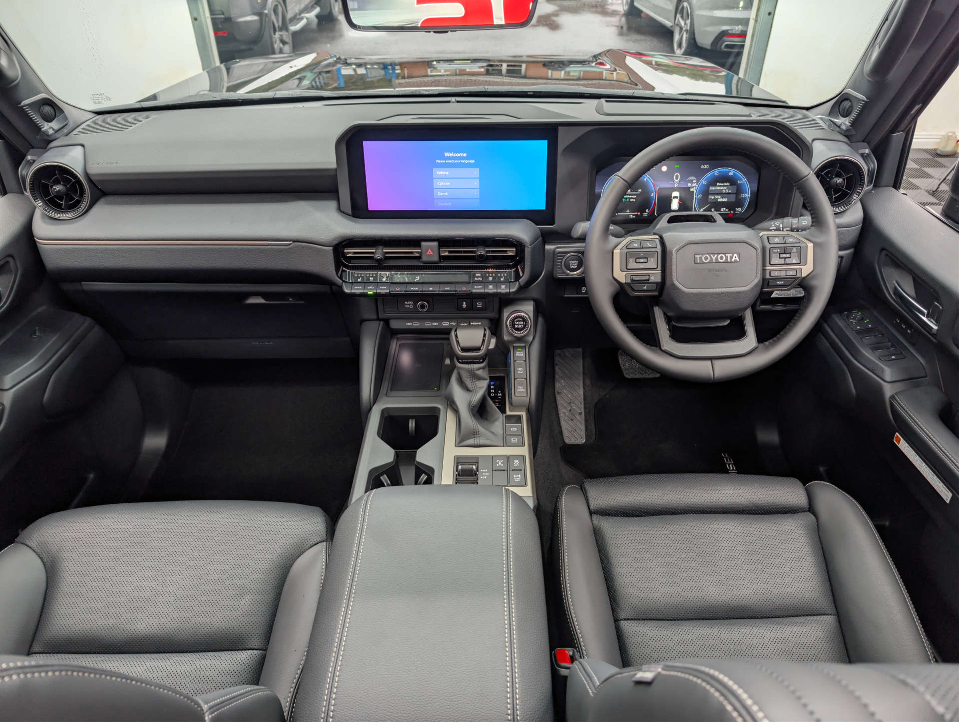 2026 TOYOTA LAND CRUISER 2.8D MHEV Invincible SUV 5dr Diesel Hybrid Auto 4WD Euro 6 (s/s) (LWB) (205 ps) - vehicle photo 27 for sale on PureCar