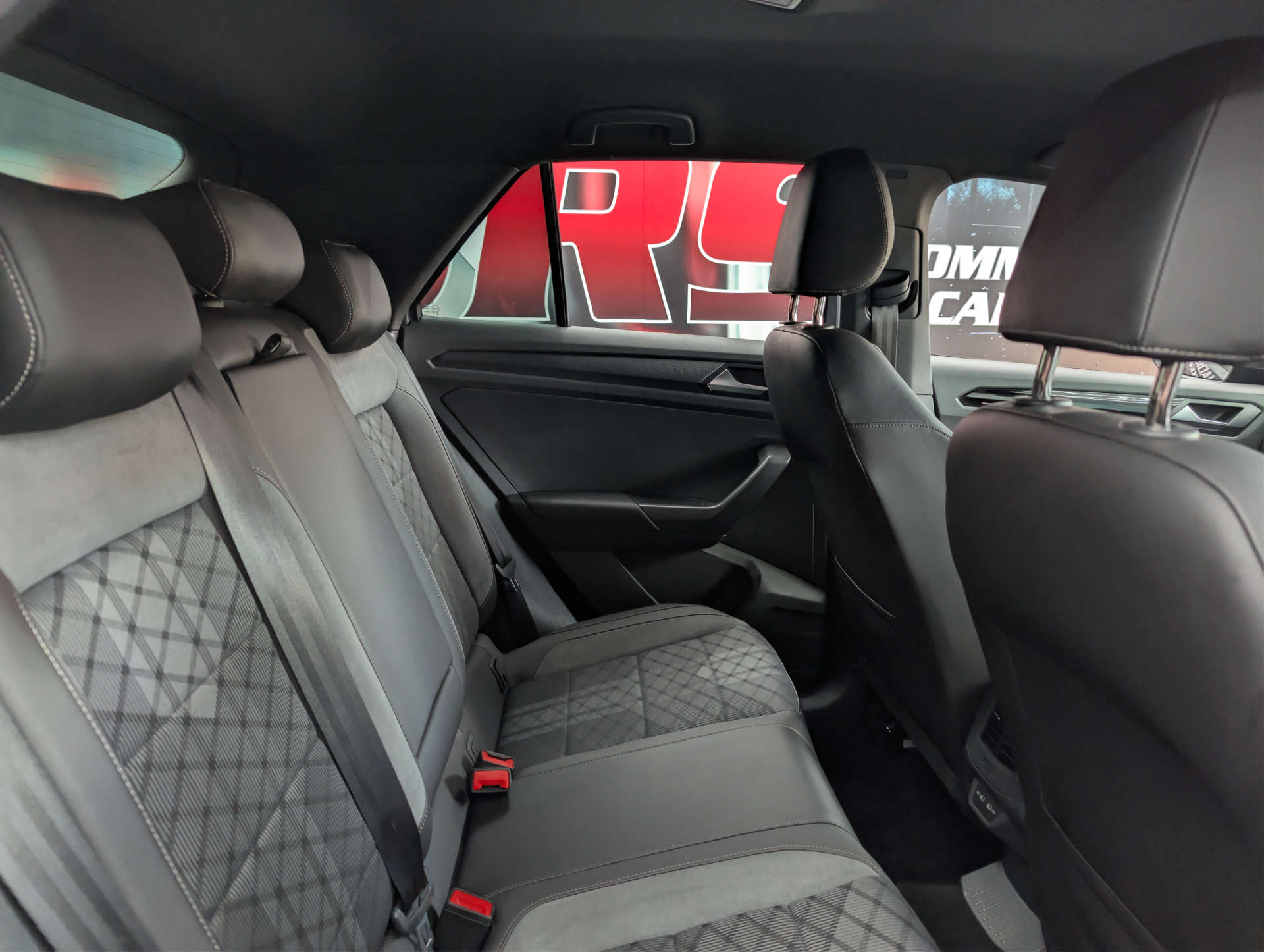 2022 VOLKSWAGEN T-ROC 2.0 T-Roc R-Line TDI Semi-Auto 5dr - vehicle photo 14 for sale on PureCar