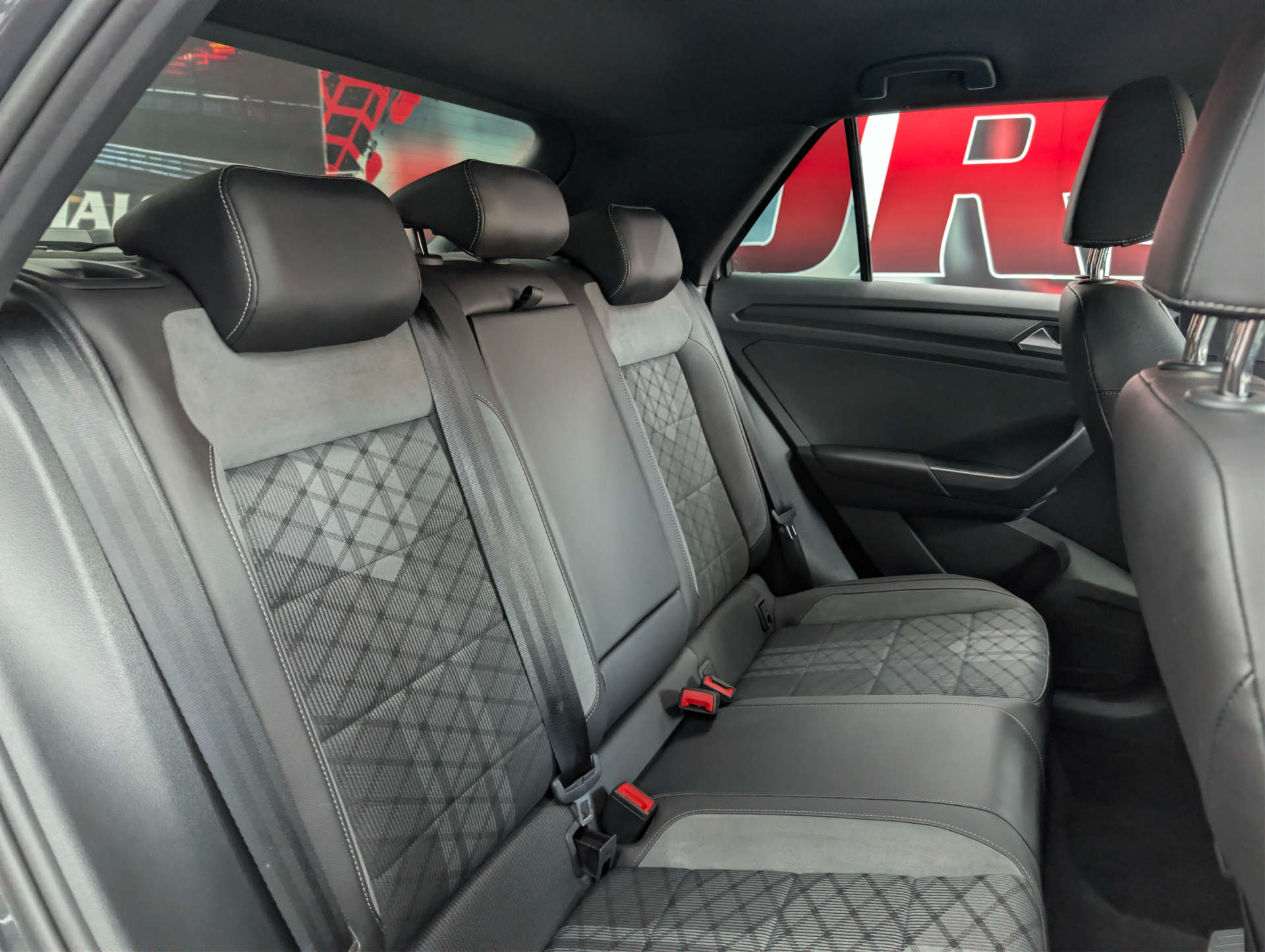 2022 VOLKSWAGEN T-ROC 2.0 T-Roc R-Line TDI Semi-Auto 5dr - vehicle photo 15 for sale on PureCar