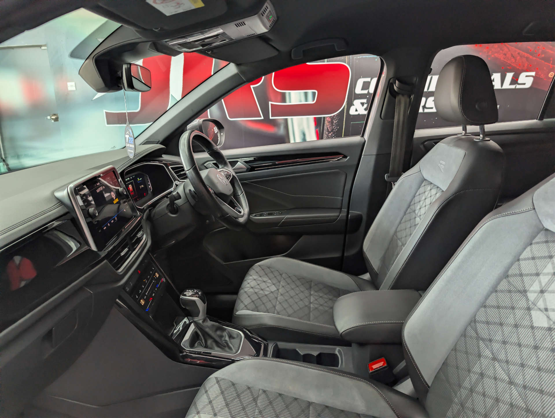 2022 VOLKSWAGEN T-ROC 2.0 T-Roc R-Line TDI Semi-Auto 5dr - vehicle photo 20 for sale on PureCar