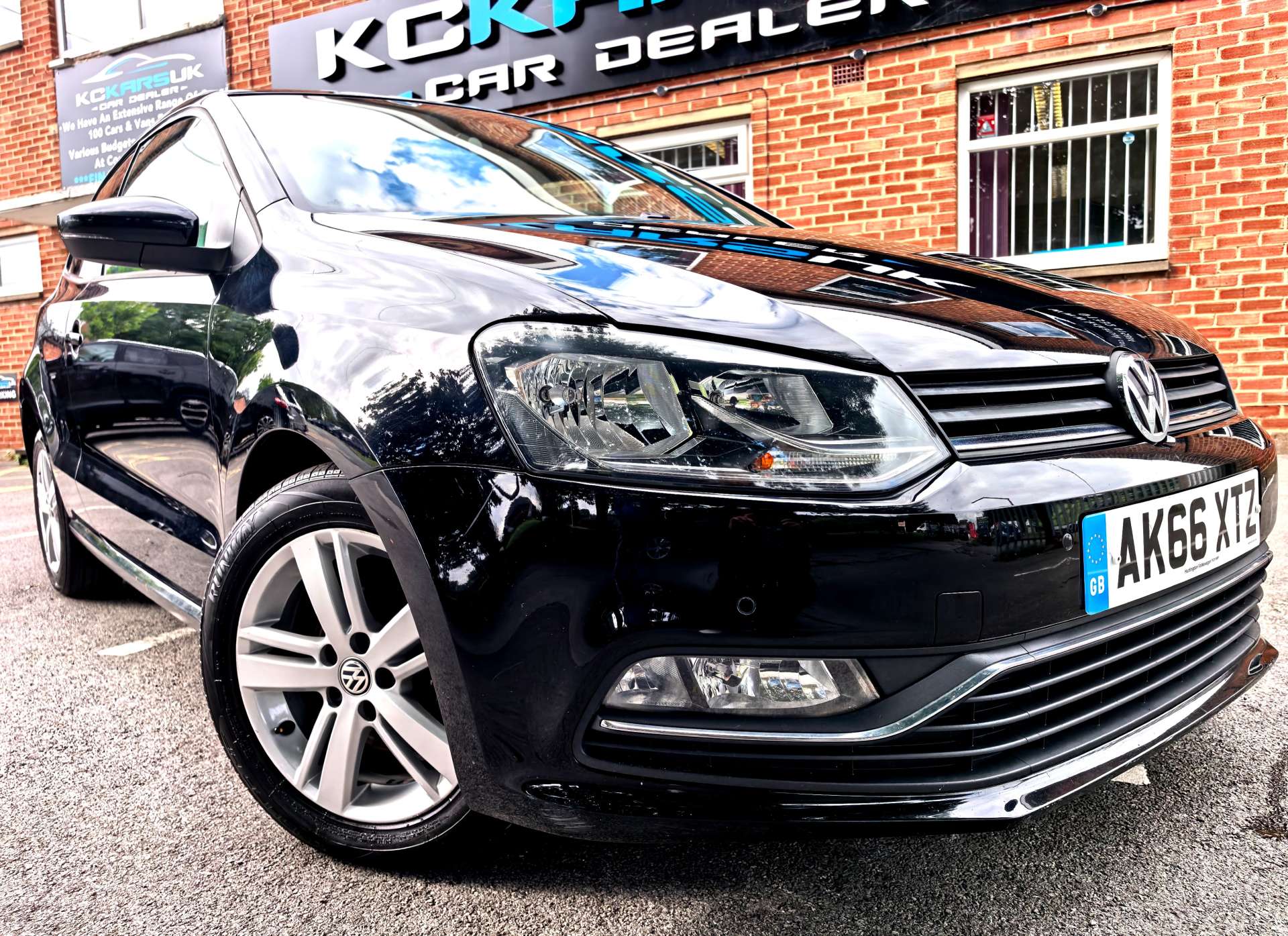 Black 2017 Volkswagen Polo Hatchback Front-wheel drive Manual