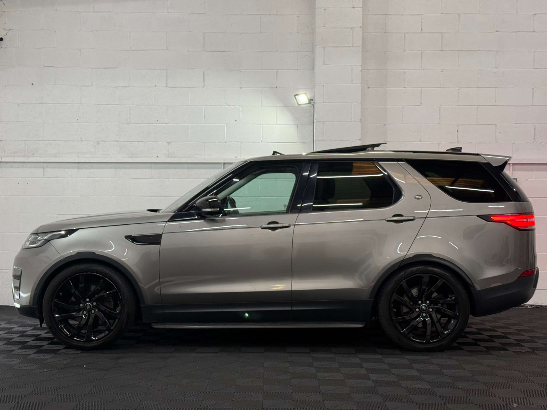 Land Rover DISCOVERY 3.0 Discovery First Edition TD6 Auto 4WD 5dr #5