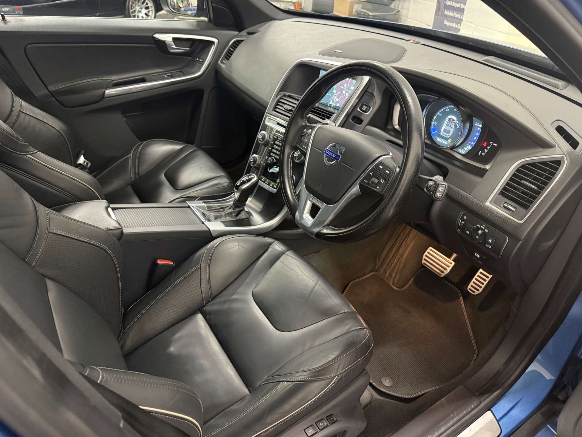 Volvo XC60 2.4 XC60 R-Design Luxury Nav D5 AWD Auto 4WD 5dr #9