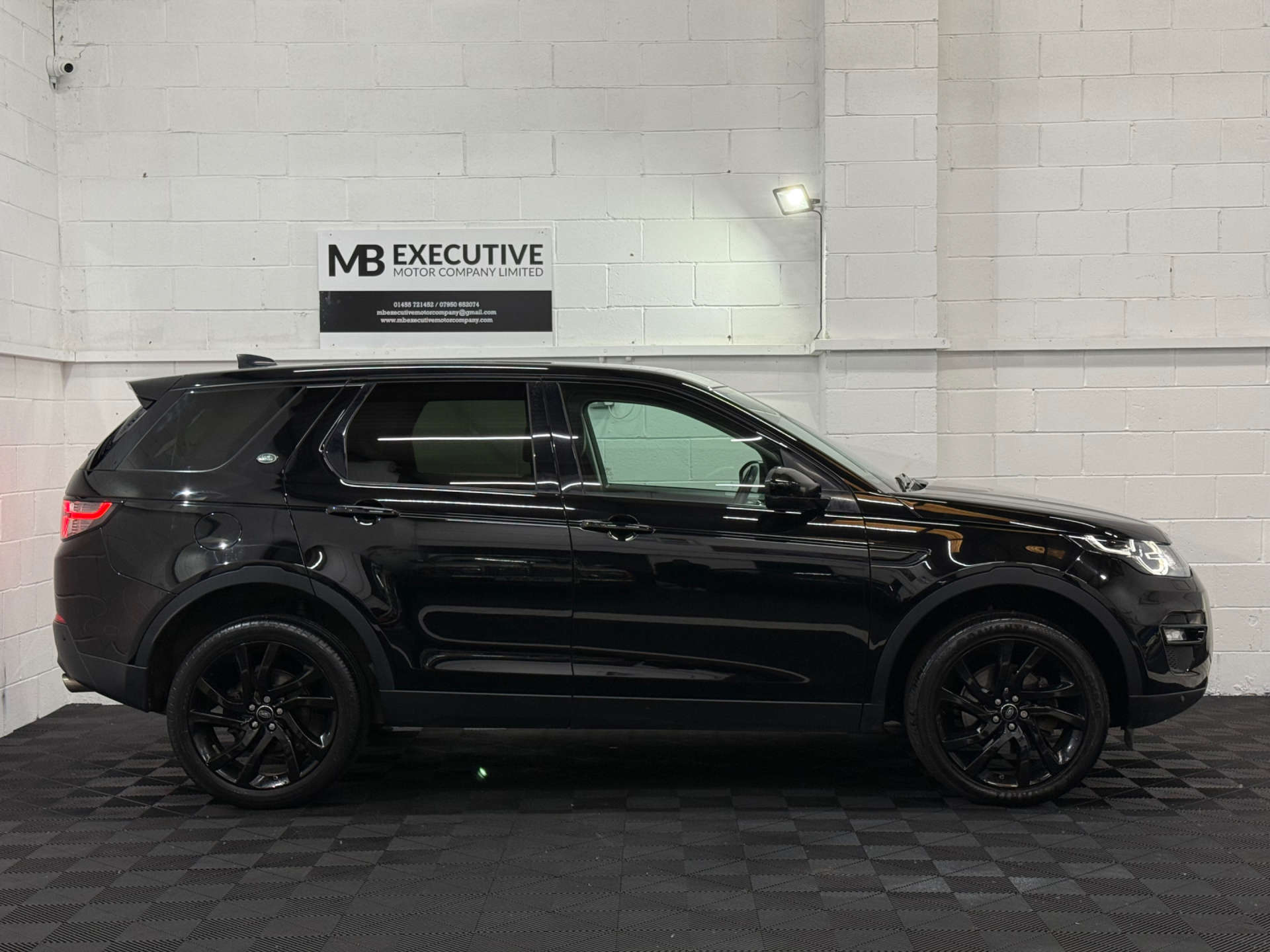 Land Rover DISCOVERY SPORT 2.0 Discovery Sport Black HSE TD4 Auto 4WD 5dr #1