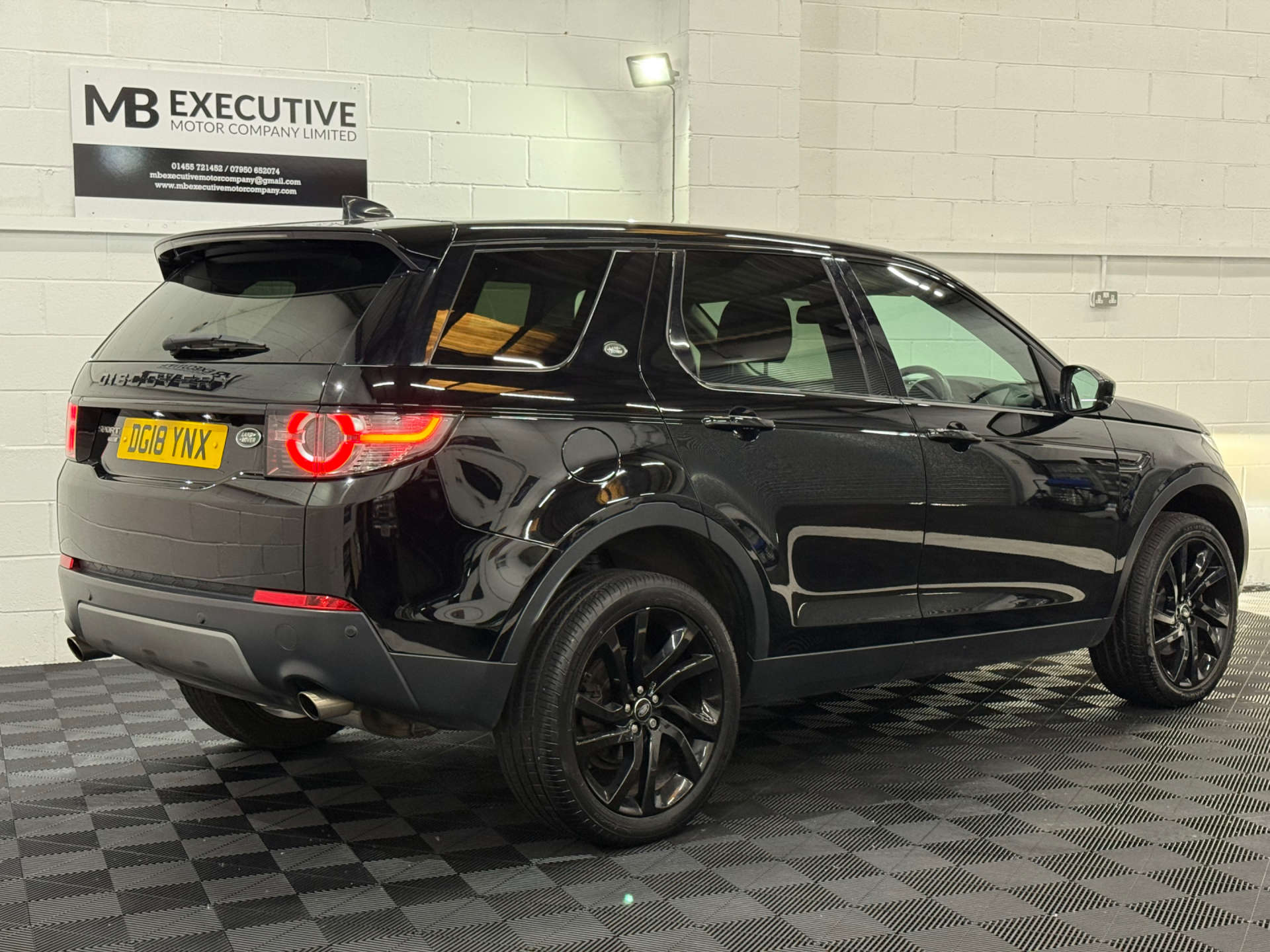 Land Rover DISCOVERY SPORT 2.0 Discovery Sport Black HSE TD4 Auto 4WD 5dr #2