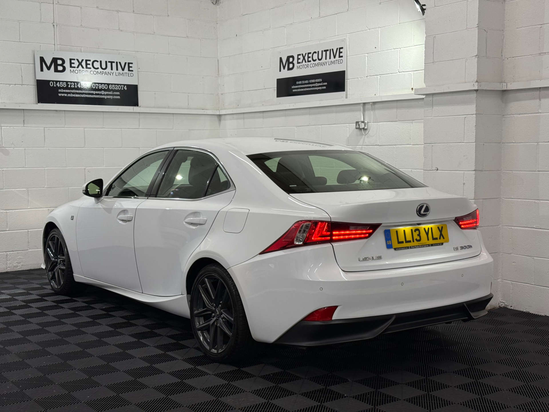 LEXUS IS 2.5 IS 300h F Sport CVT 4dr #4