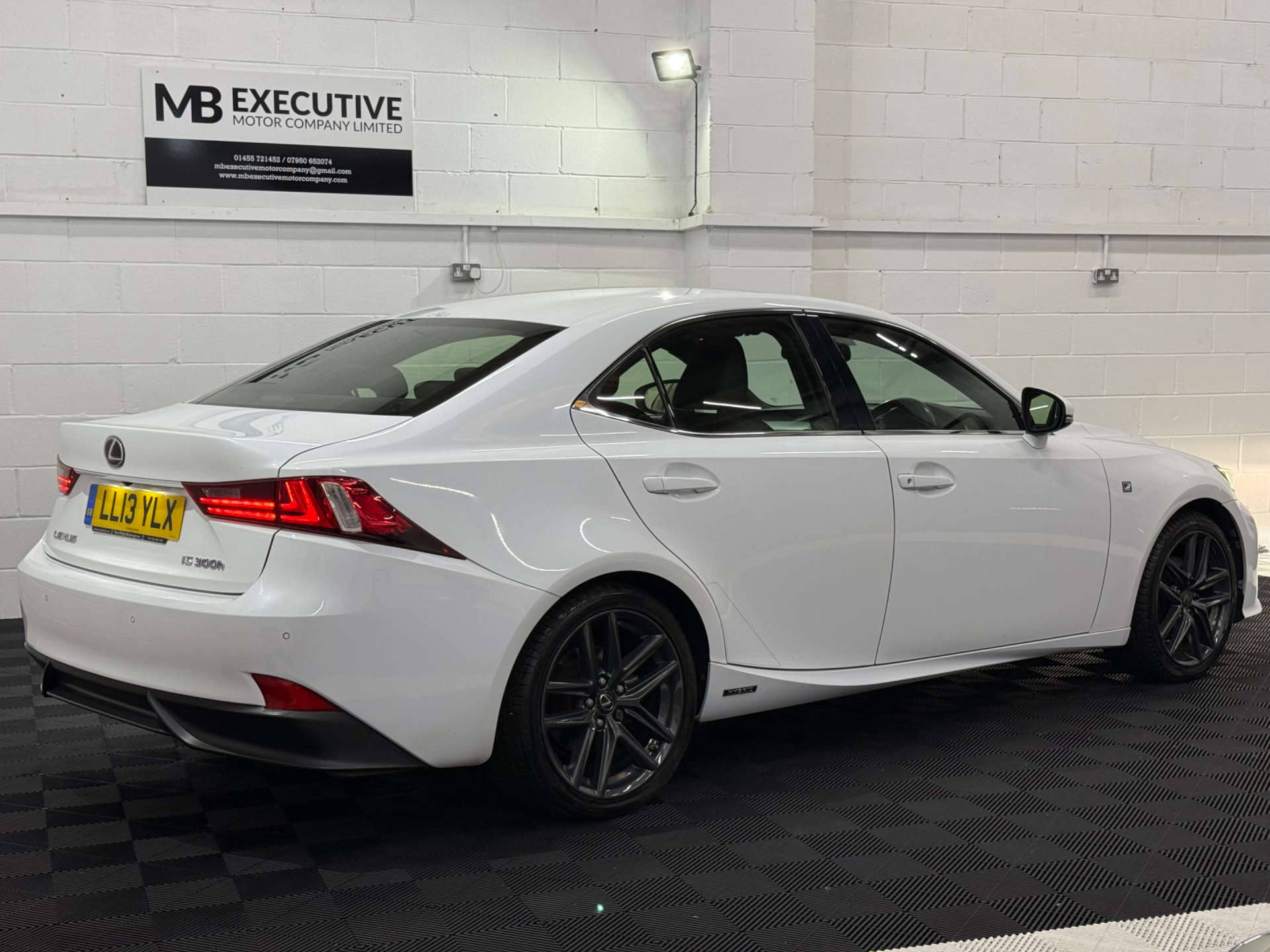 LEXUS IS 2.5 IS 300h F Sport CVT 4dr #2