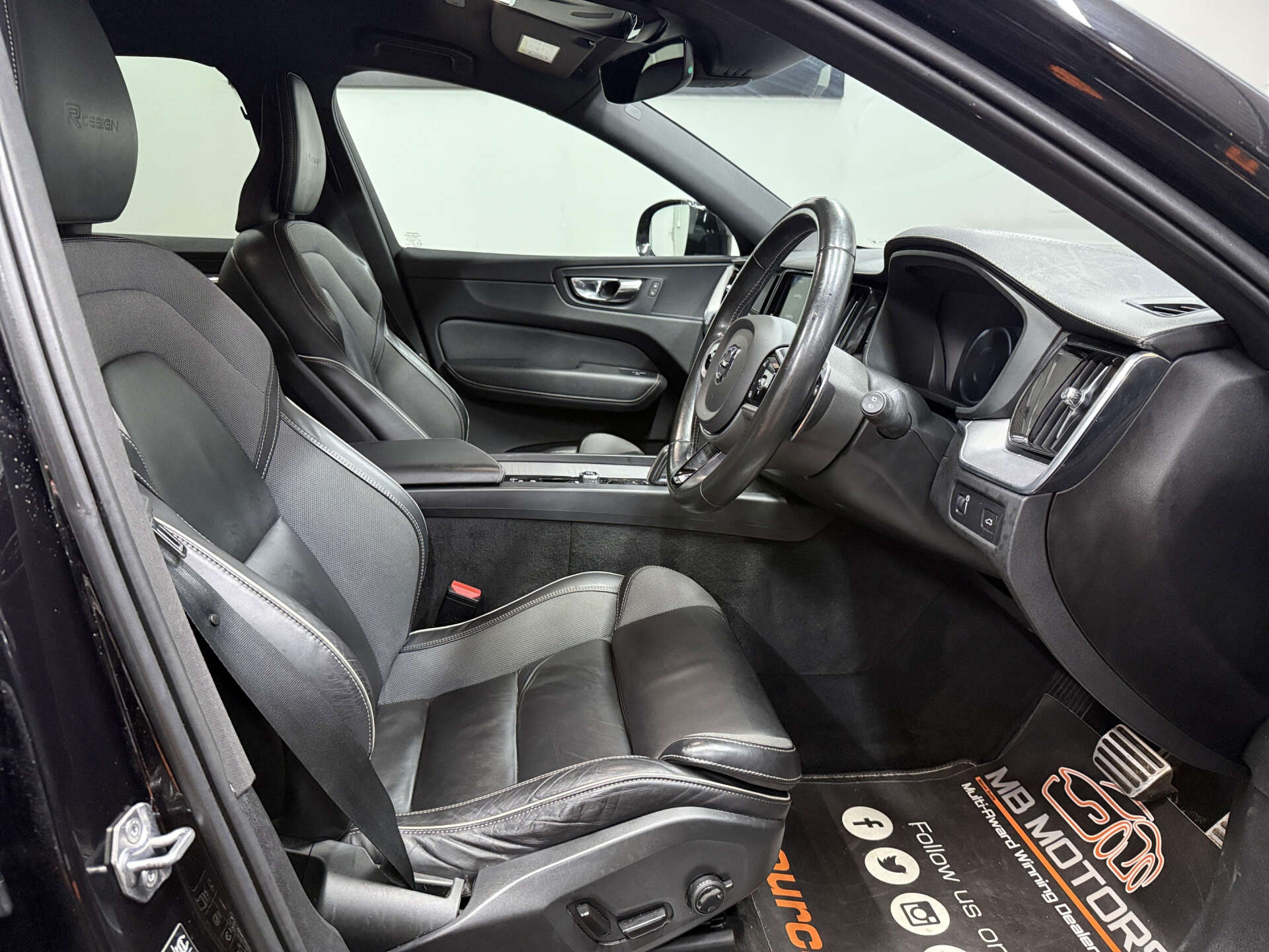 2019 VOLVO XC60 2.0 XC60 R-Design Pro B5 AWD Auto 4WD 5dr - vehicle photo 15 for sale on PureCar