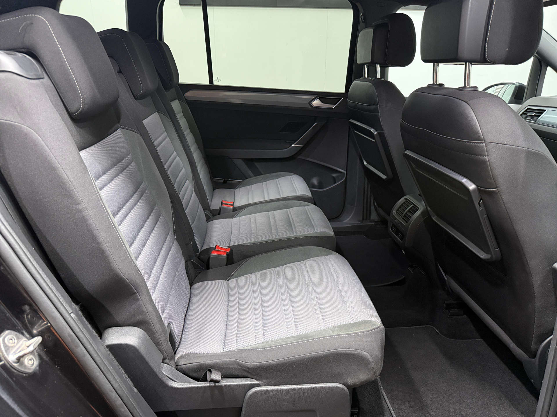 2018 VOLKSWAGEN TOURAN 1.4 TSI R-Line MPV 5dr Petrol Manual Euro 6 (s/s) (150 ps) - vehicle photo 29 for sale on PureCar