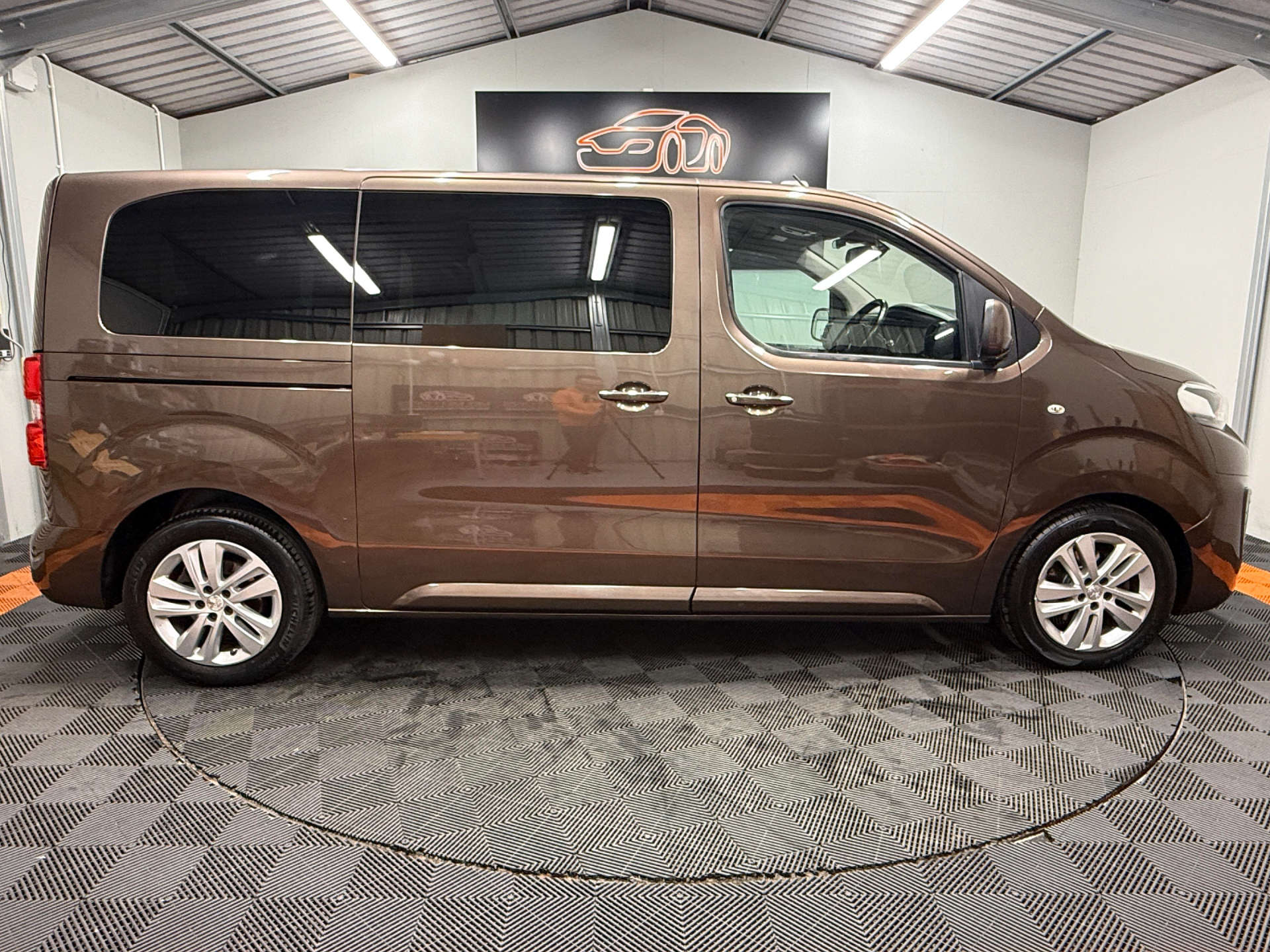2017 PEUGEOT TRAVELLER 2.0 Traveller Allure Standard Blue HDi 5dr - vehicle photo 10 for sale on PureCar