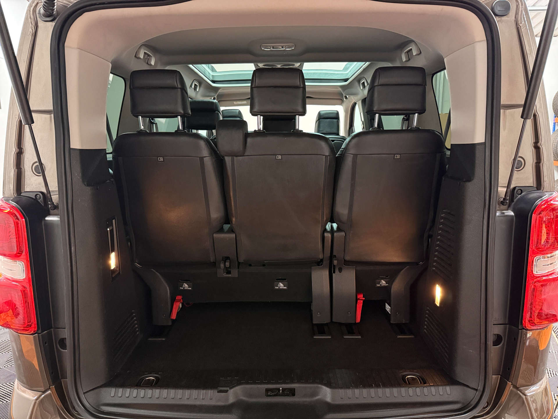 2017 PEUGEOT TRAVELLER 2.0 Traveller Allure Standard Blue HDi 5dr - vehicle photo 37 for sale on PureCar