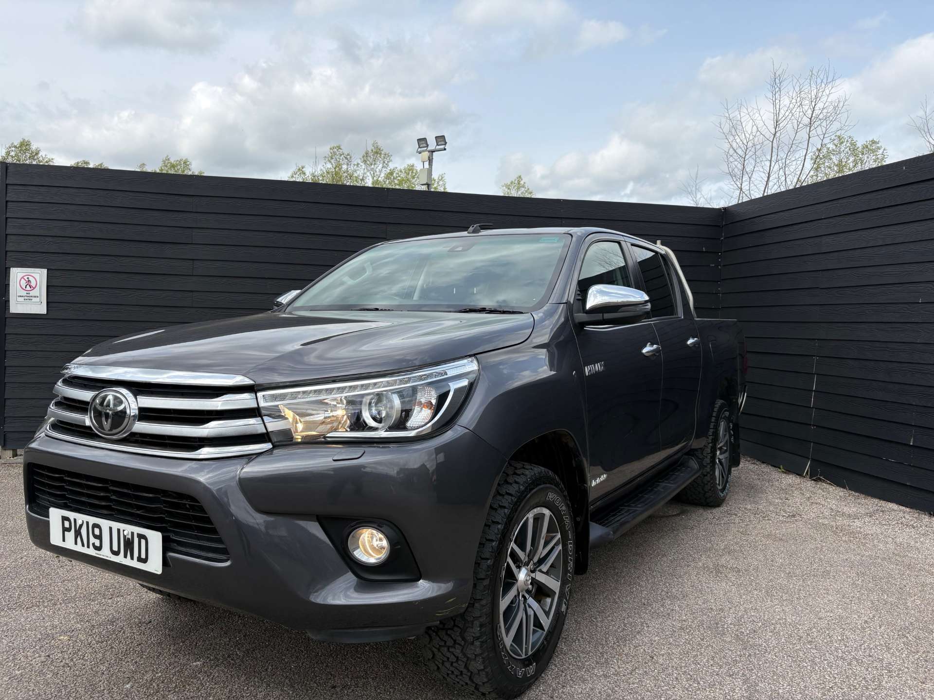 2019 HILUX 2.4 HI LUXURY INVINCIBLE D 4D 4WD DOUBLE CAB 4WD 5DR 88,190... photo