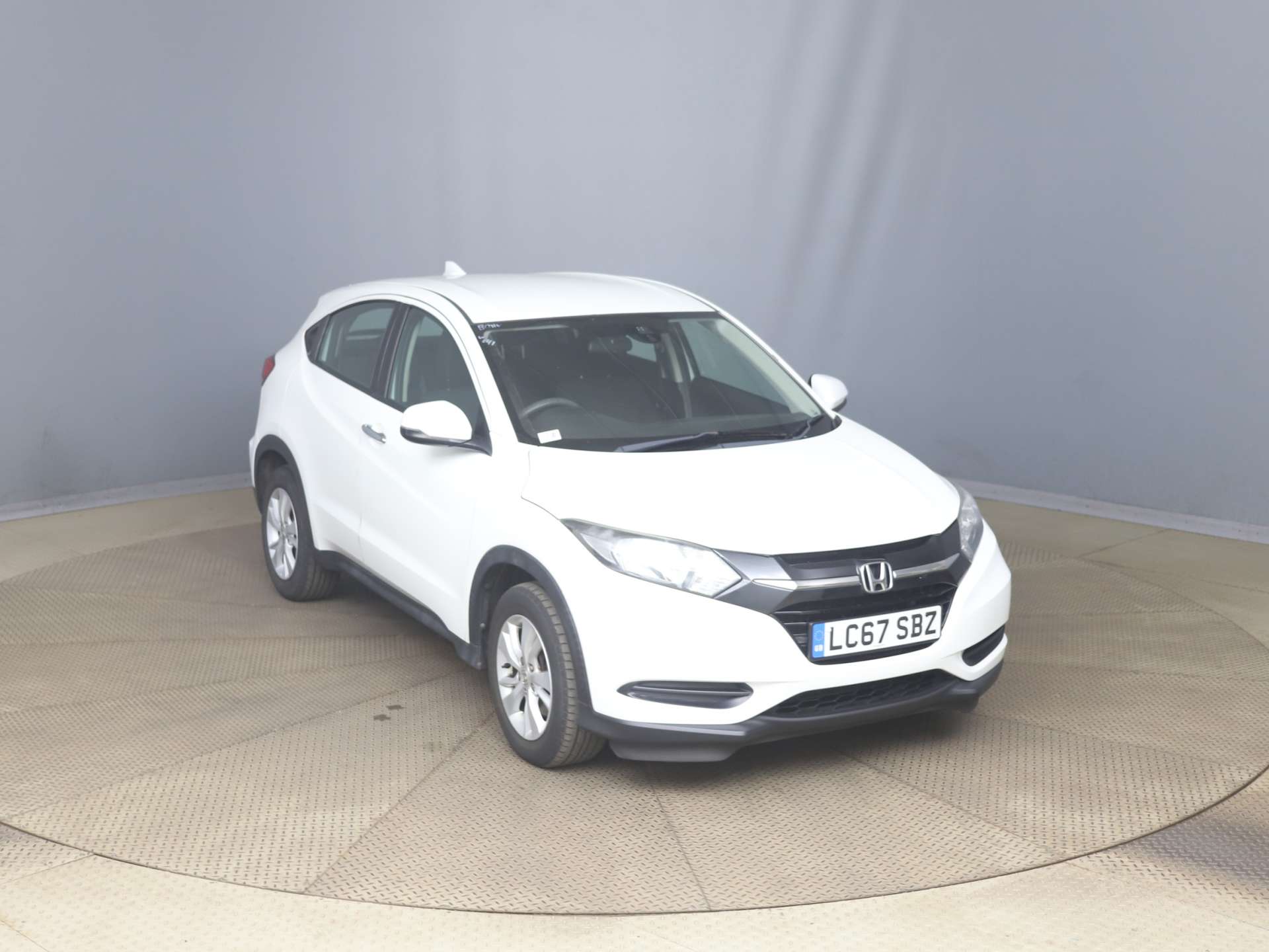 White 2017 Honda HR-V Hatchback Front-wheel drive Manual
