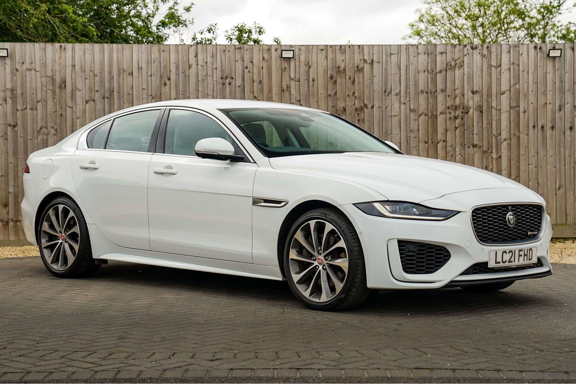 JAGUAR XE 2.0 P300i R-Dynamic HSE Saloon 4dr Petrol Auto AWD Euro 6 (s/s) (300 ps) For Sale
