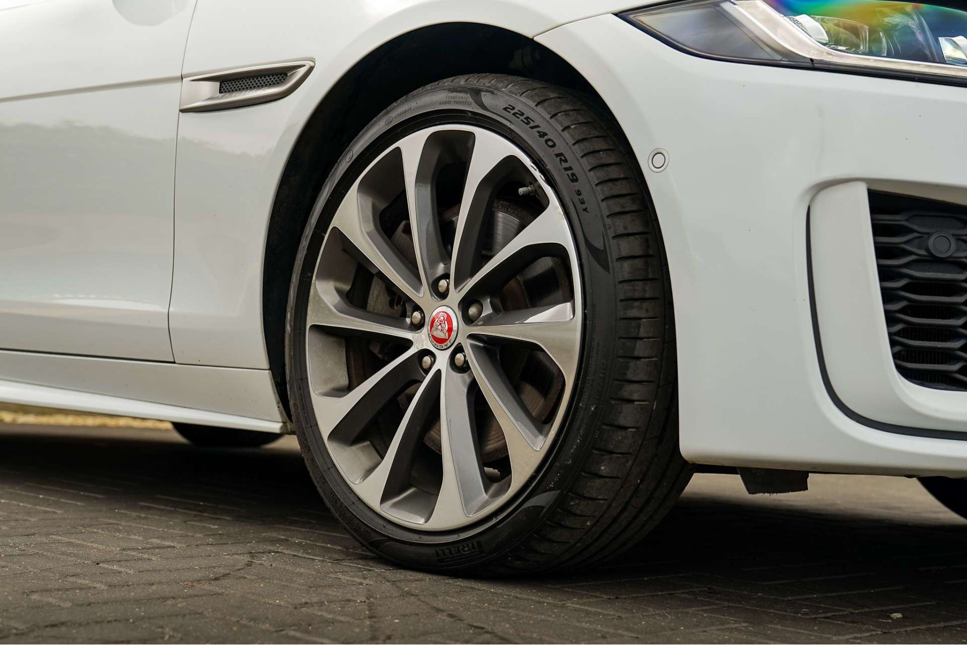 JAGUAR XE 2.0 P300i R-Dynamic HSE Saloon 4dr Petrol Auto AWD Euro 6 (s/s) (300 ps) For Sale