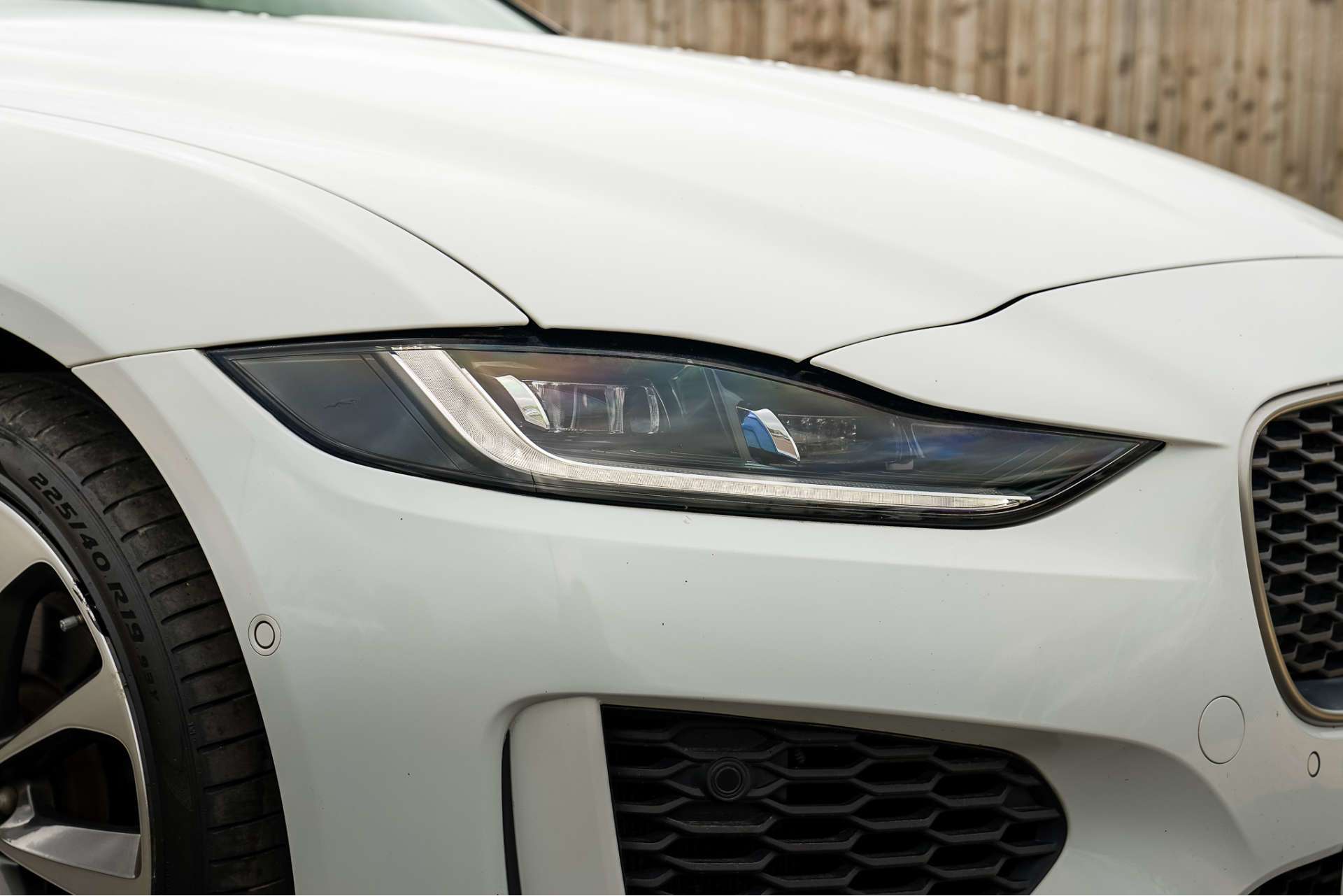 JAGUAR XE 2.0 P300i R-Dynamic HSE Saloon 4dr Petrol Auto AWD Euro 6 (s/s) (300 ps) For Sale