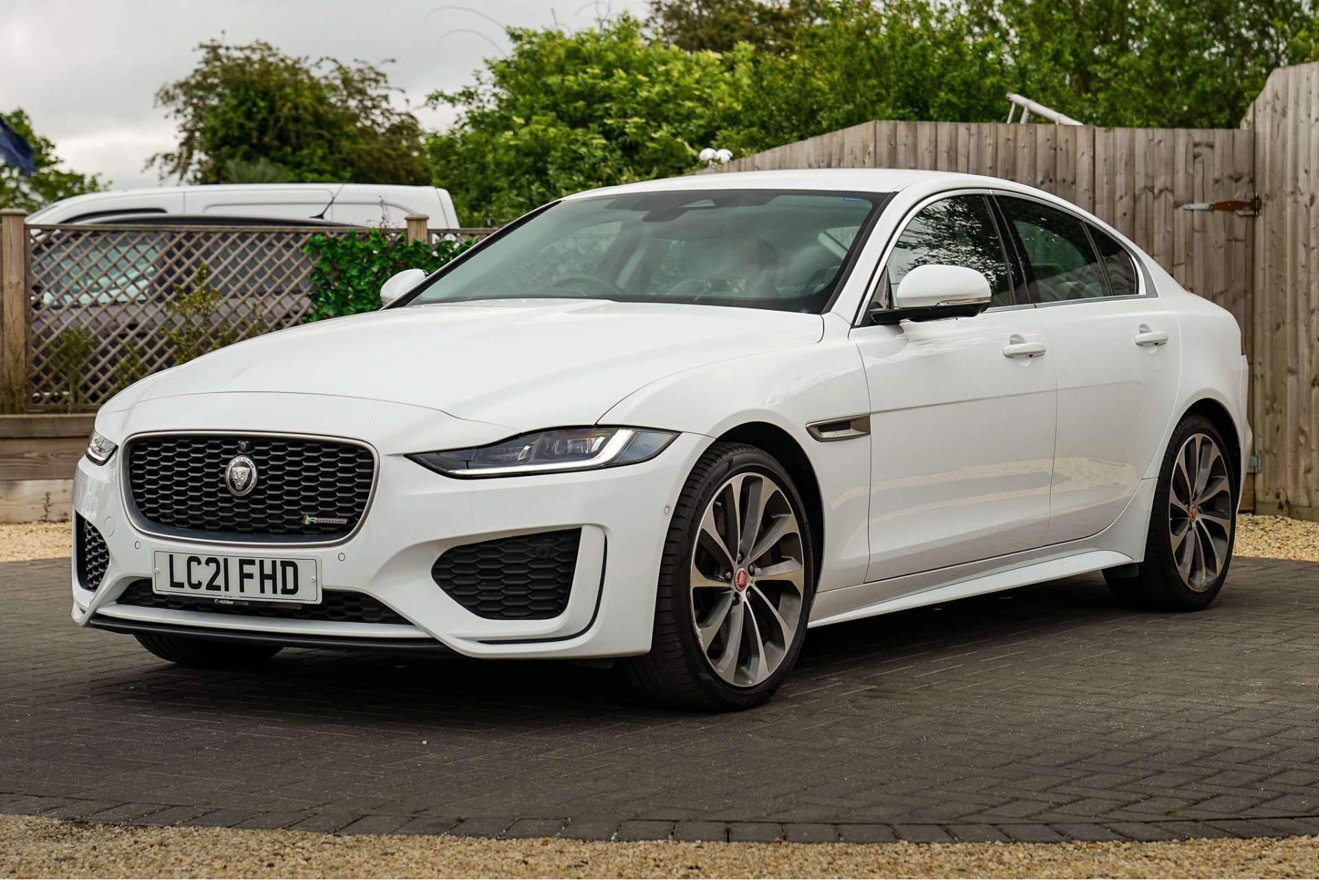 JAGUAR XE 2.0 P300i R-Dynamic HSE Saloon 4dr Petrol Auto AWD Euro 6 (s/s) (300 ps) For Sale