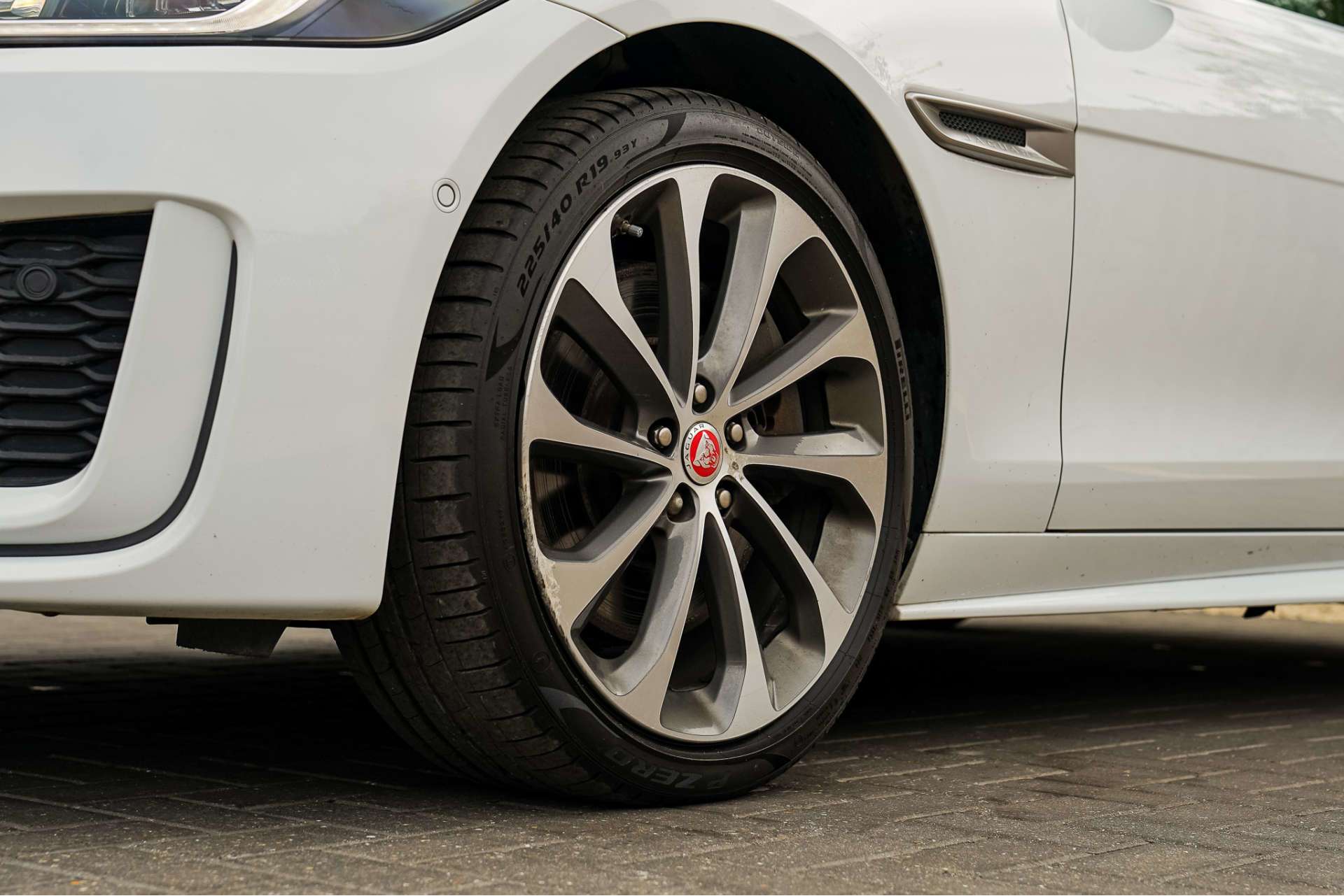 JAGUAR XE 2.0 P300i R-Dynamic HSE Saloon 4dr Petrol Auto AWD Euro 6 (s/s) (300 ps) For Sale