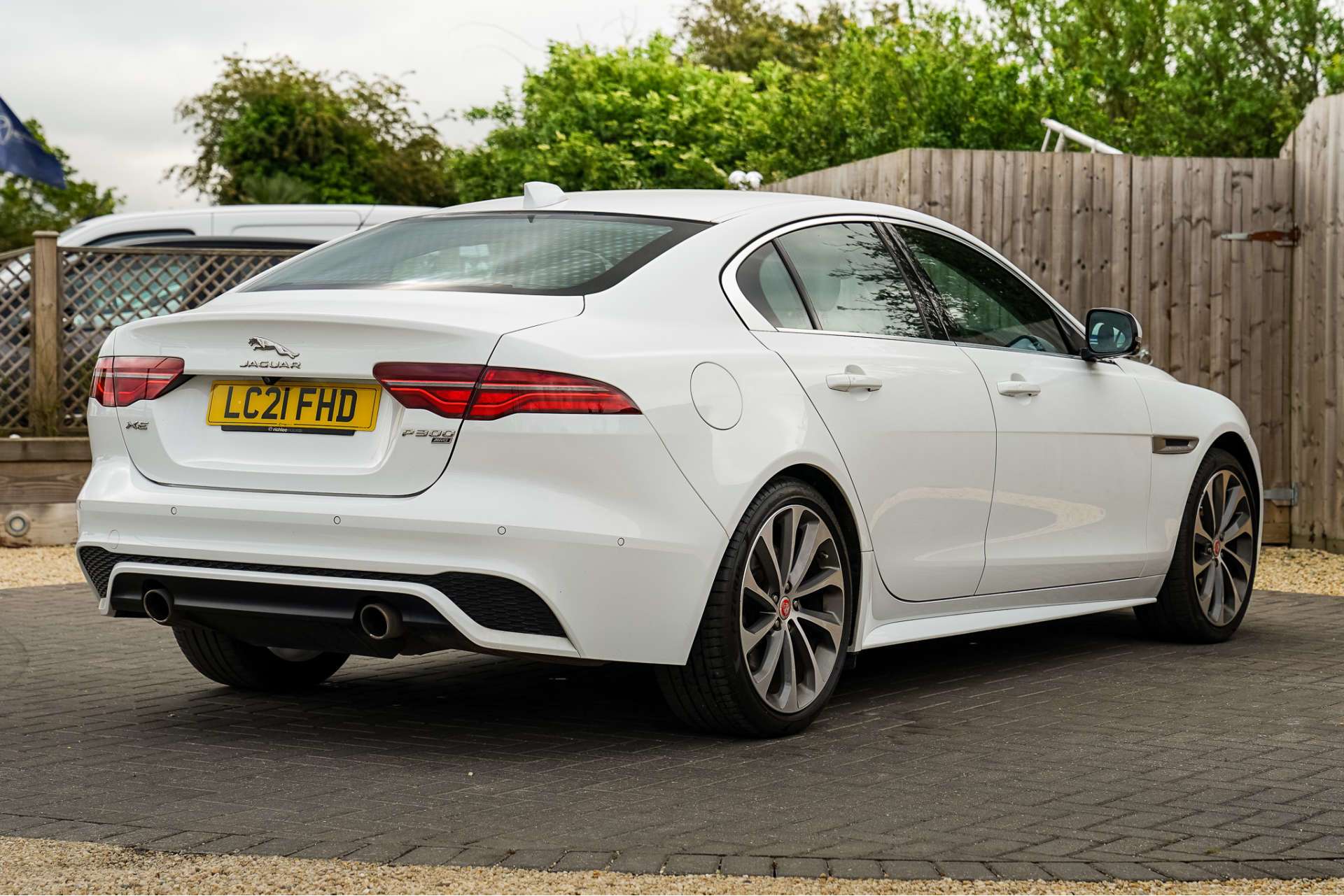 JAGUAR XE 2.0 P300i R-Dynamic HSE Saloon 4dr Petrol Auto AWD Euro 6 (s/s) (300 ps) For Sale