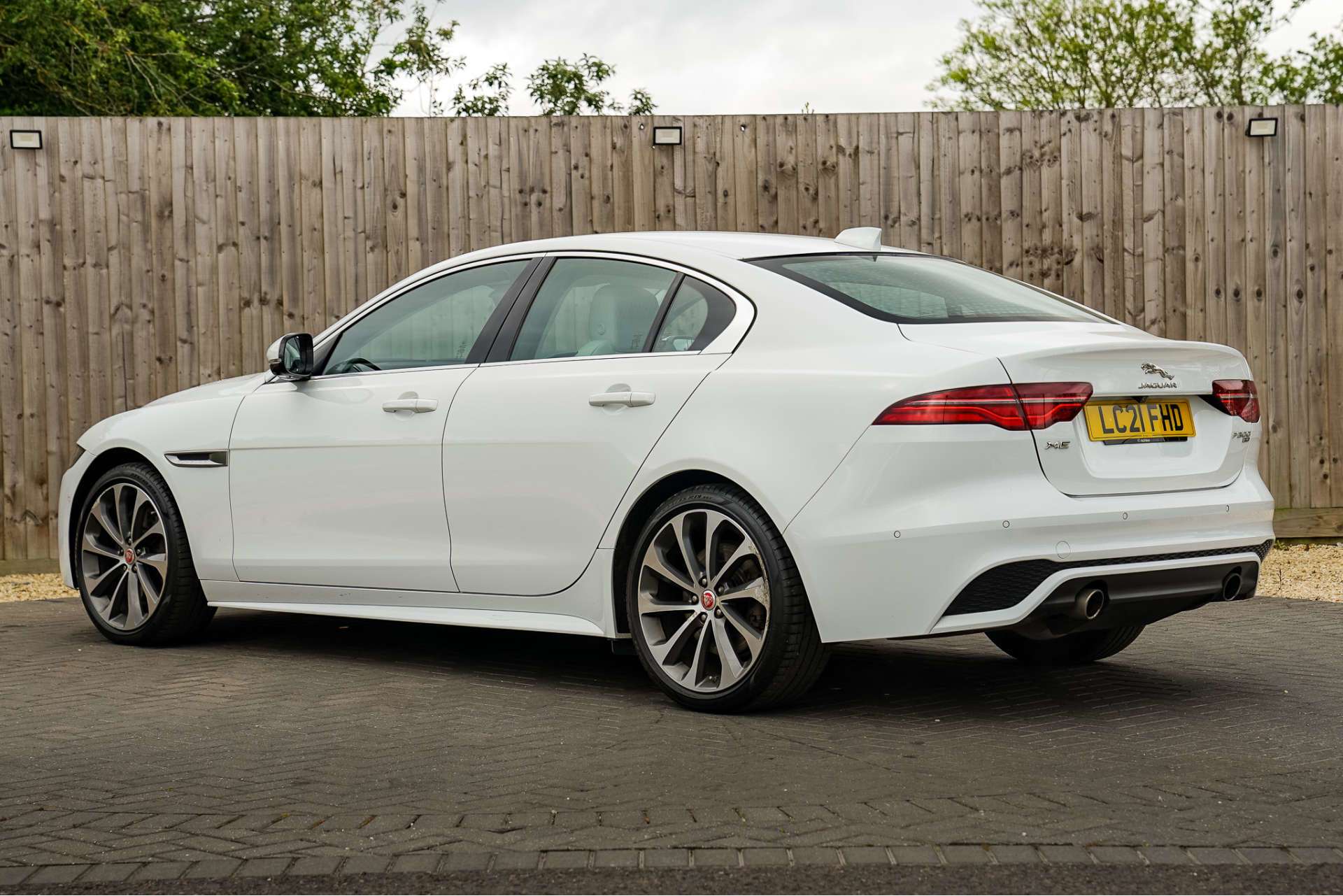 JAGUAR XE 2.0 P300i R-Dynamic HSE Saloon 4dr Petrol Auto AWD Euro 6 (s/s) (300 ps) For Sale