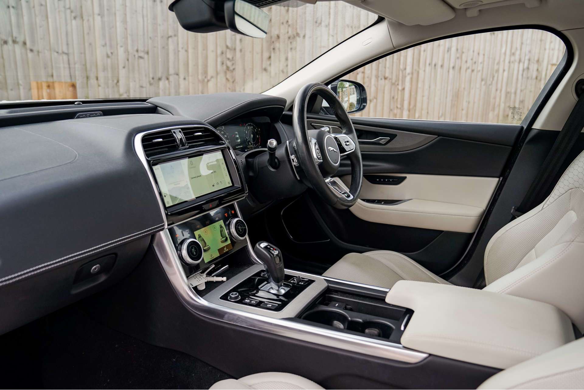 JAGUAR XE 2.0 P300i R-Dynamic HSE Saloon 4dr Petrol Auto AWD Euro 6 (s/s) (300 ps) For Sale
