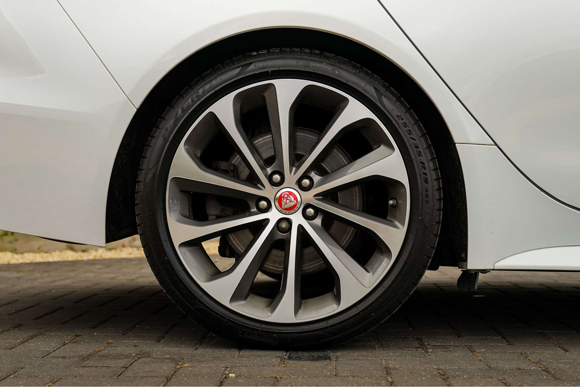 JAGUAR XE 2.0 P300i R-Dynamic HSE Saloon 4dr Petrol Auto AWD Euro 6 (s/s) (300 ps) For Sale
