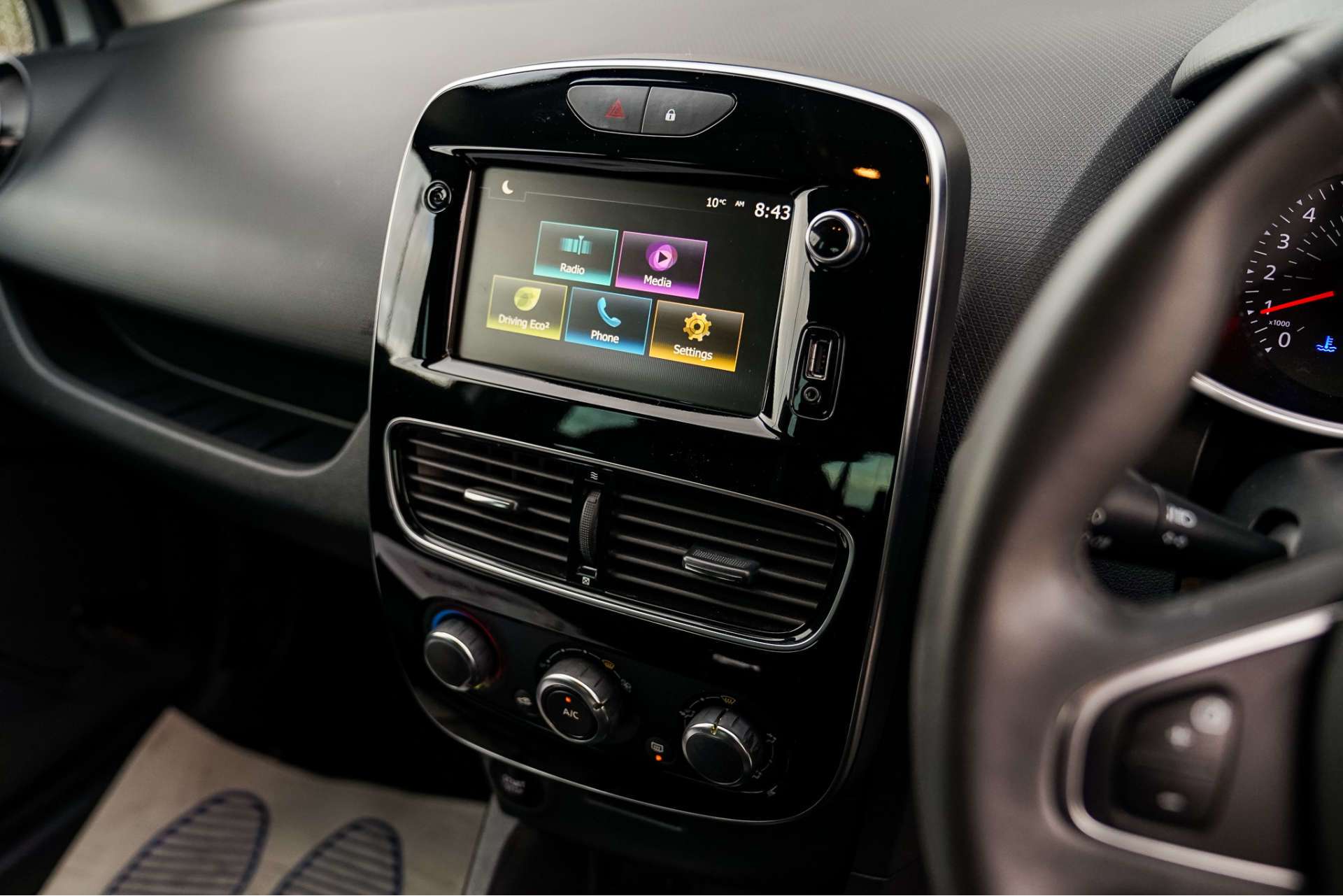 RENAULT CLIO 0.9 Clio Iconic TCe 5dr For Sale