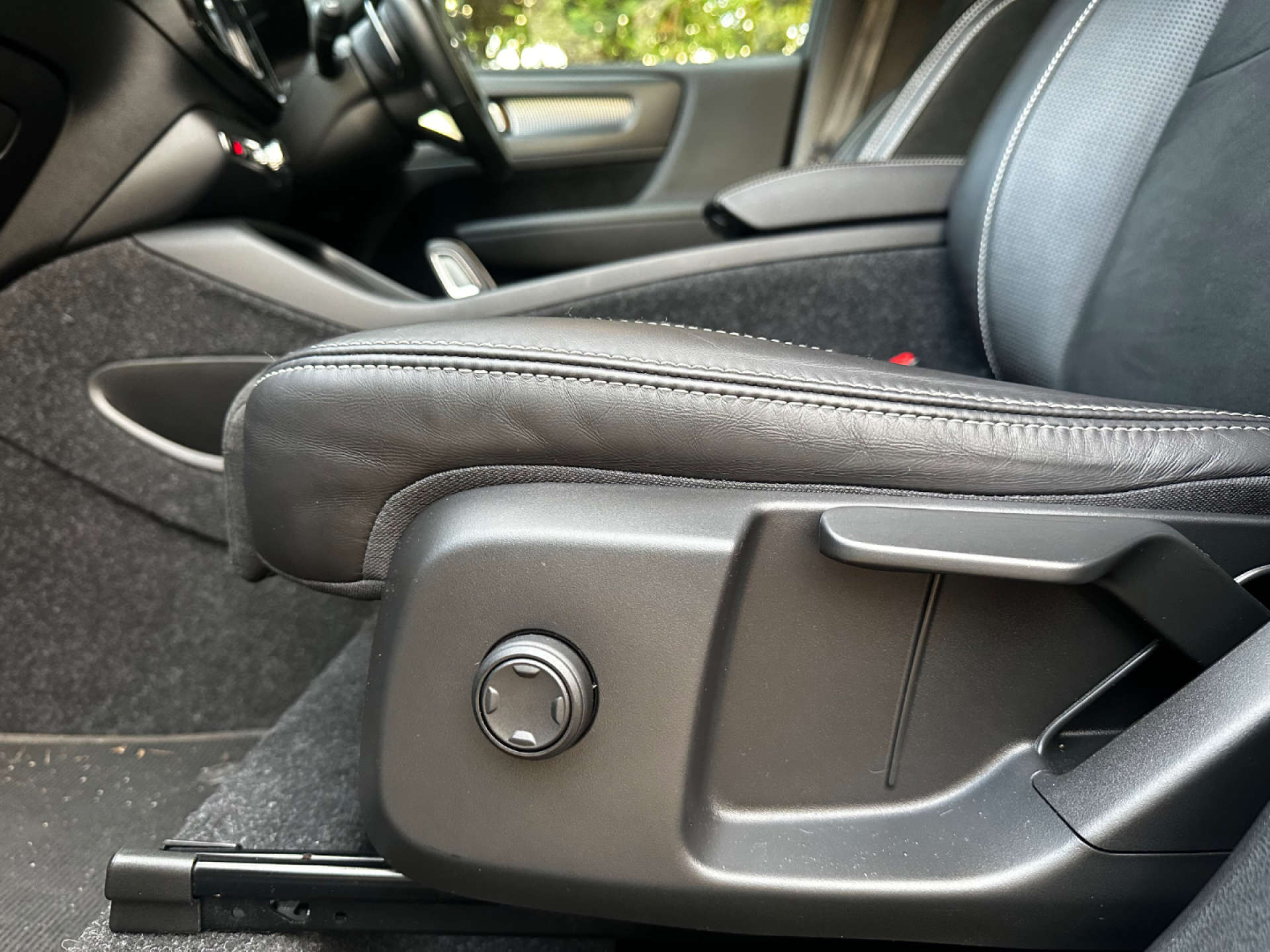 VOLVO XC40 2.0 XC40 R-Design Pro D3 Auto 5dr #26