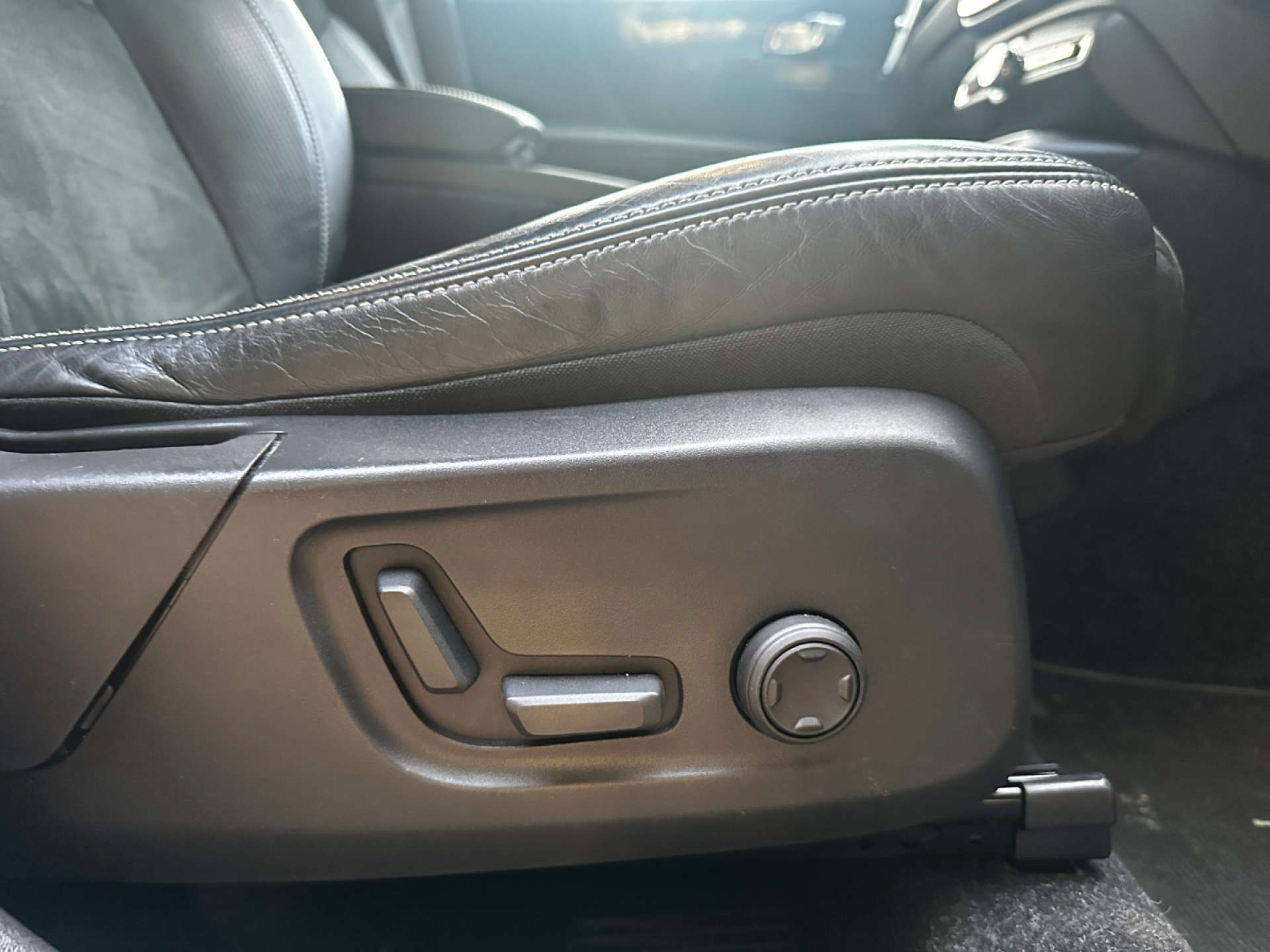 VOLVO XC40 2.0 XC40 R-Design Pro D3 Auto 5dr #37