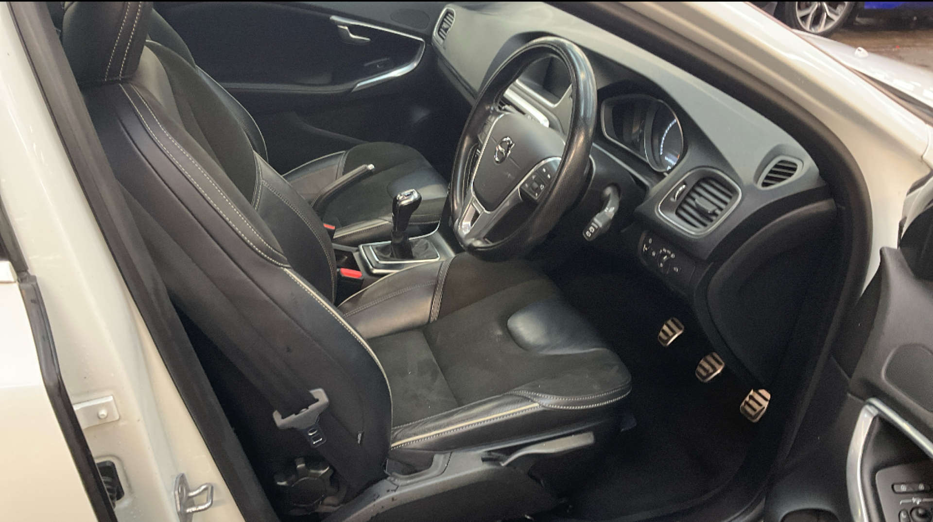 VOLVO V40 2.0 V40 R-Design Nav+ D2 5dr #2