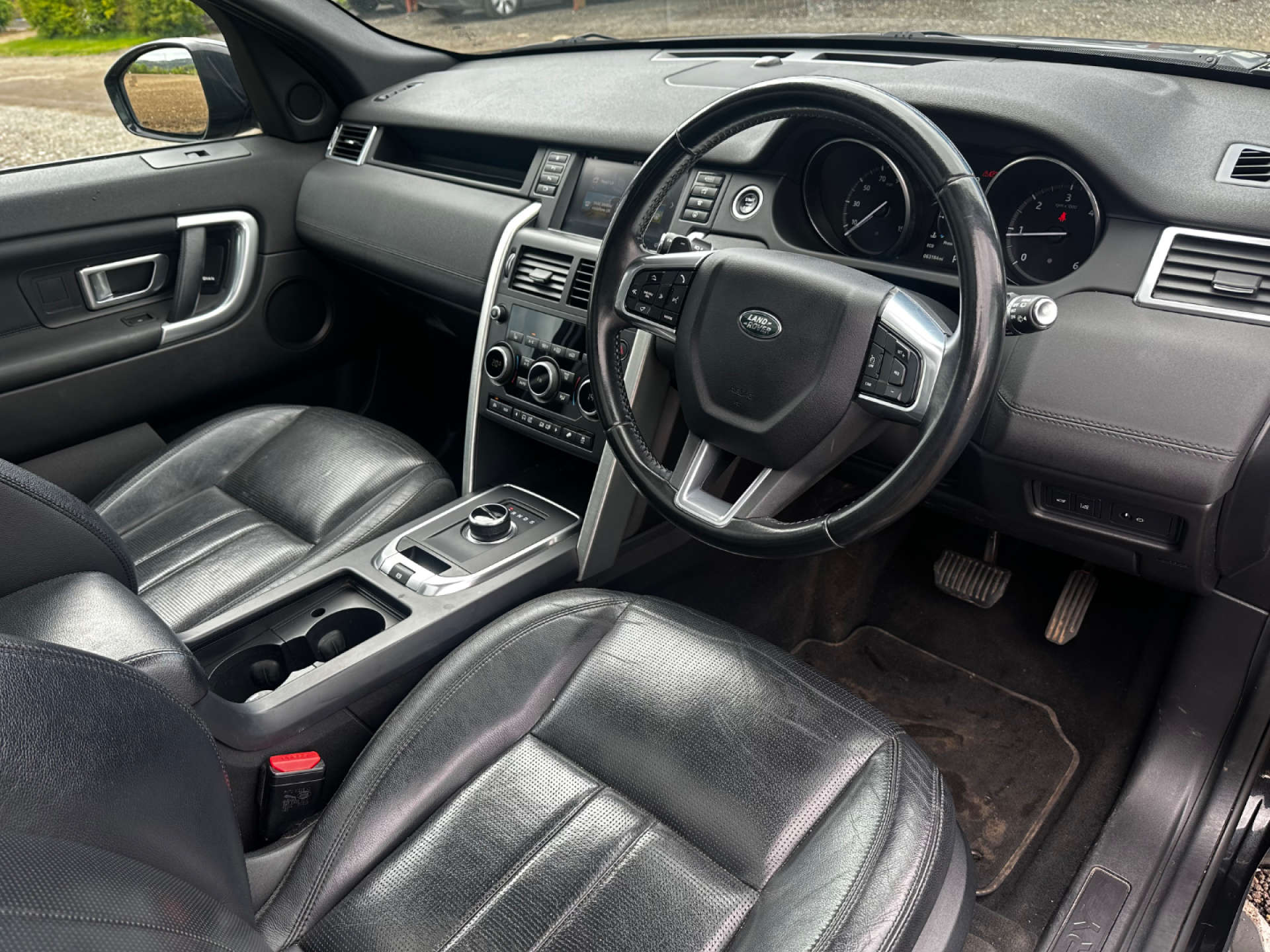 LAND ROVER DISCOVERY SPORT 2.0 Discovery Sport Black HSE TD4 Auto 4WD 5dr #2