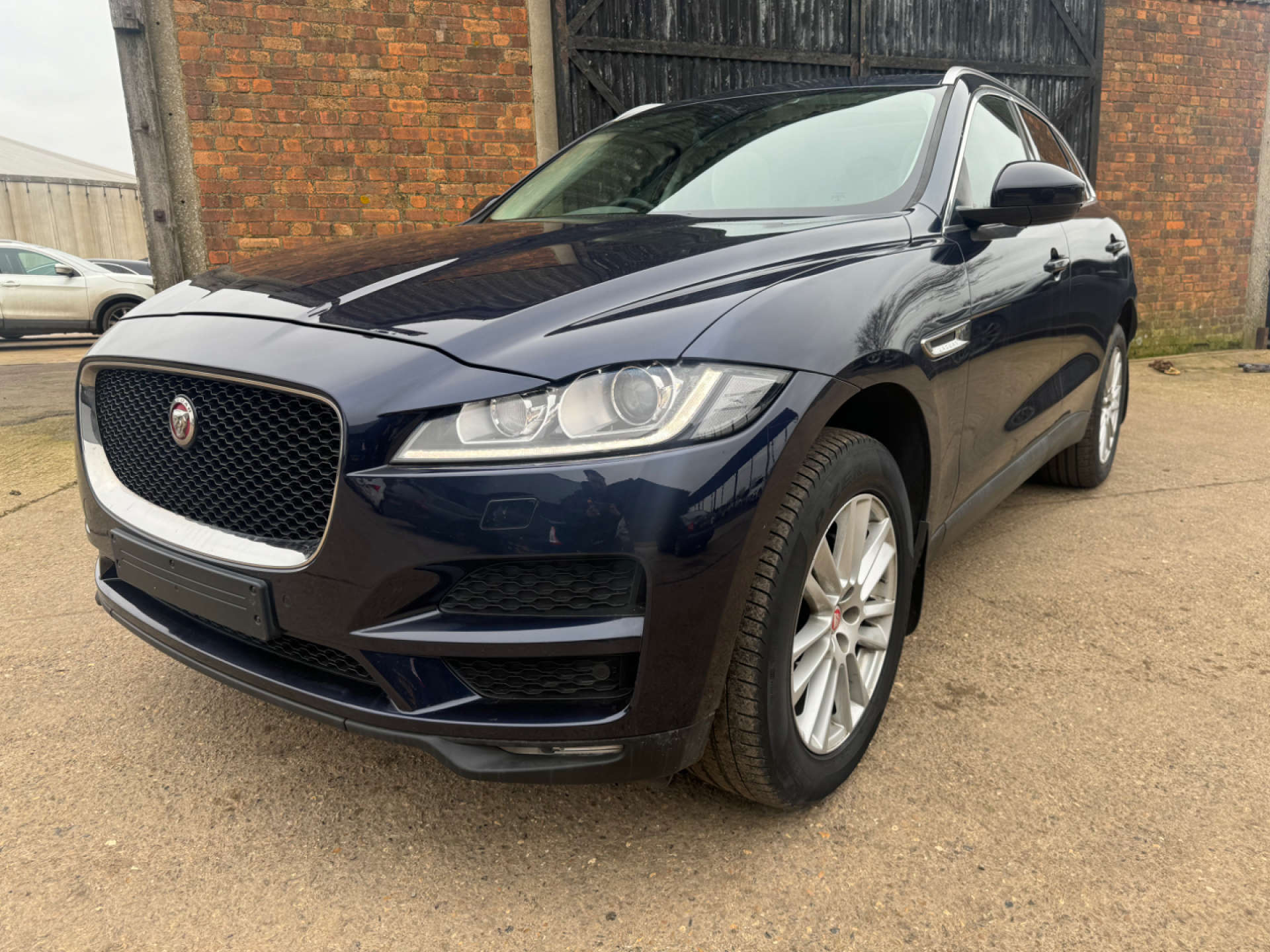 JAGUAR F-PACE 2.0 F-PACE Portfolio AWD D Auto 4WD 5dr #4