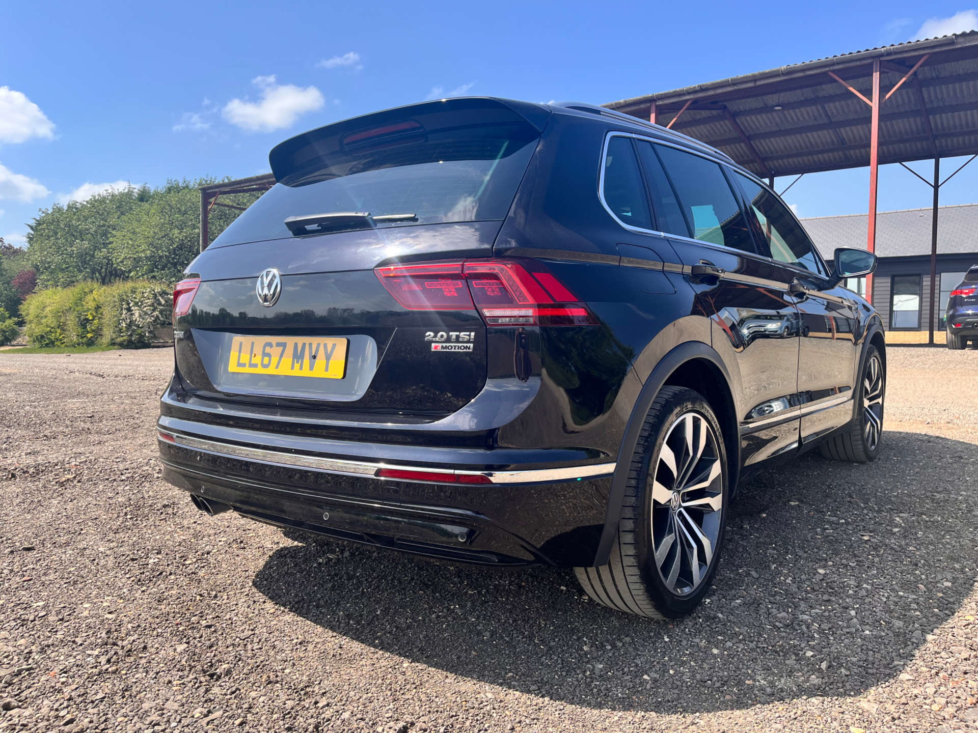 VOLKSWAGEN TIGUAN 2.0 Tiguan R-Line TSi BlueMotion Technology 4Motion Semi-Auto 4WD 5dr #4
